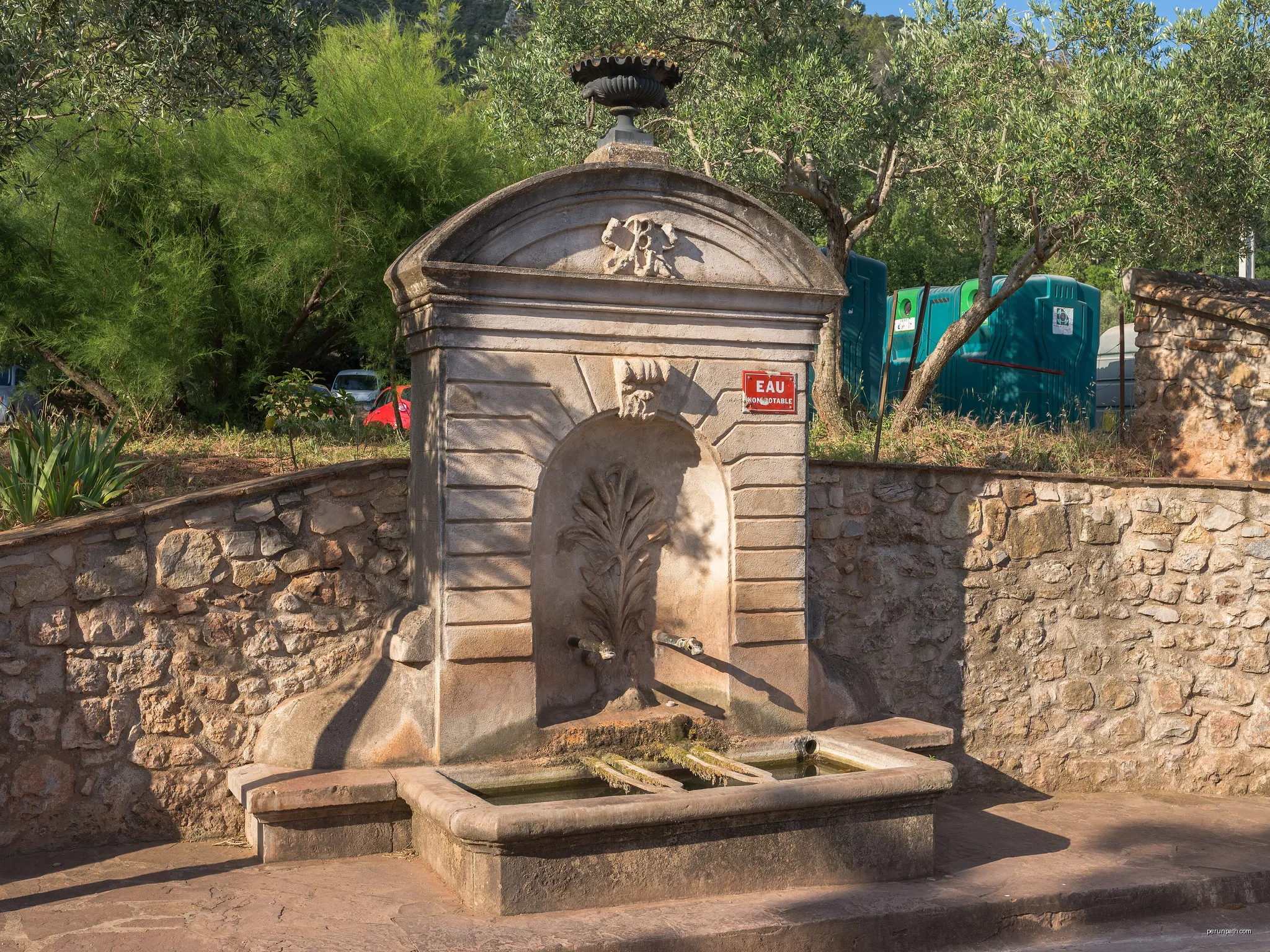 The fountain of Liausson. Hérault, France. | Autor: Christian Ferrer | Licencja: CC BY-SA 3.0 | Źródło: Wikimedia Commons