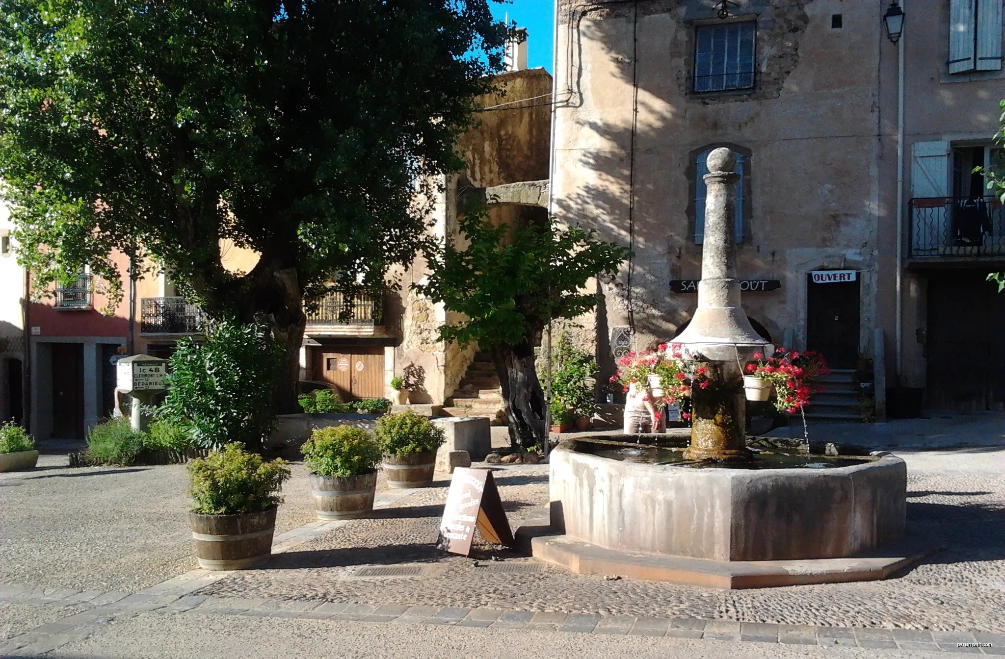 Une fontaine sur une place de Salasc (Hérault, France). | Autor: KiwiNeko14 | Licencja: CC BY-SA 4.0 | Źródło: Wikimedia Commons