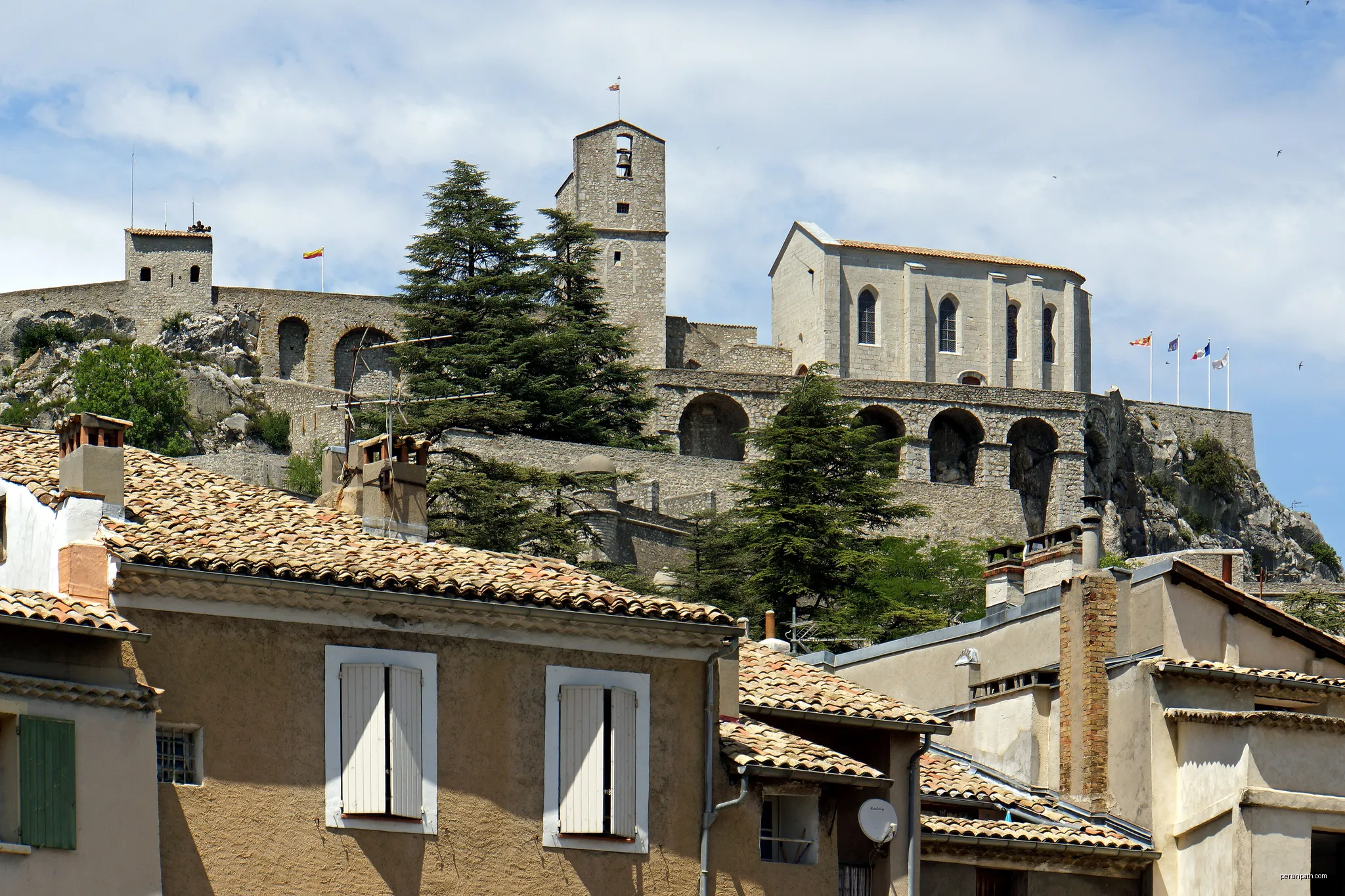 Bus shot.....
Above Sisteron on a high rocky hill stands the Citadel, built in the 12th and extended in the 16th and 19th century. | Autor: Dennis G. Jarvis | Licencja: CC BY-SA 2.0 | Źródło: Wikimedia Commons