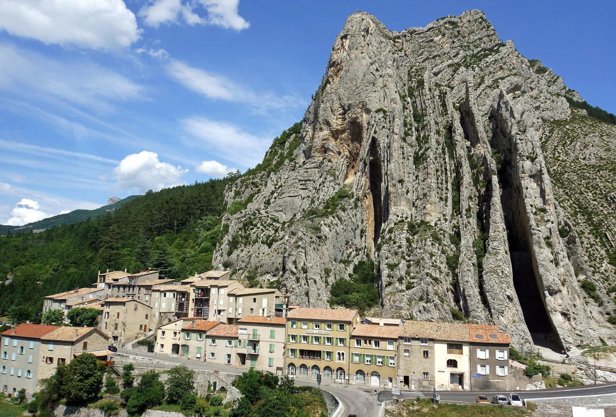 Bus shot.....
The Rock of La Baume is an imposing granite rock situated in the town of Sisteron. On the banks of the River Durance. | Autor: Dennis G. Jarvis | Licencja: CC BY-SA 2.0 | Źródło: Wikimedia Commons