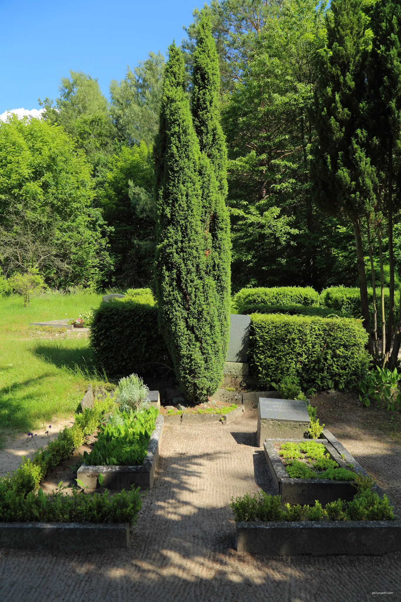 Grave of painter Dr Walter Kühne and family in the cemetery of Jamlitz, Landkreis Dahme-Spreewald, Brandenburg, Germany. | Autor: J.-H. Janßen | Licencja: CC BY-SA 3.0 | Źródło: Wikimedia Commons