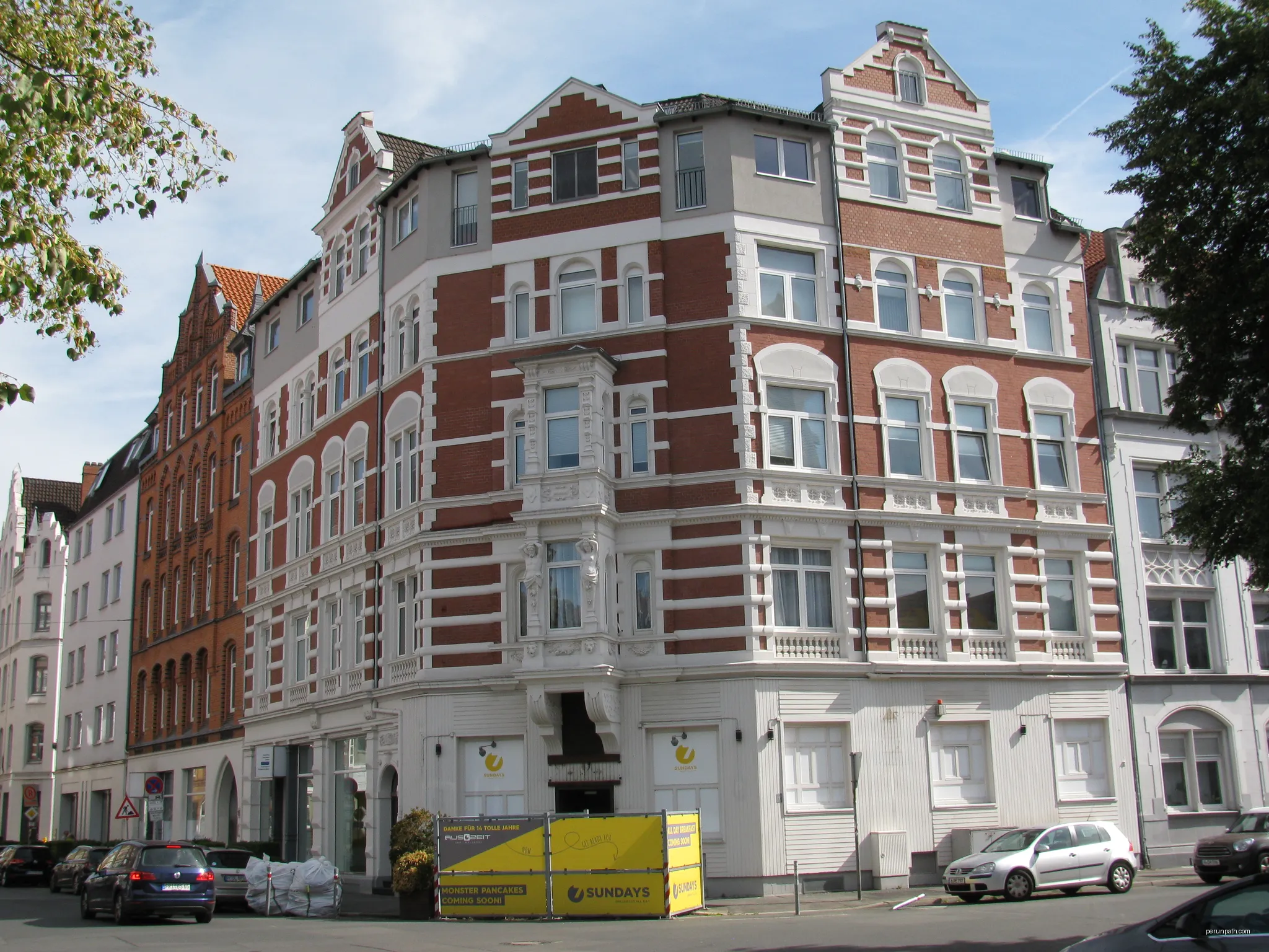 die beiden Häuser Friesenstraße 16 und 15 in Hannover, rechts die Weißekreuzstraße | Autor: GeorgDerReisende | Licencja: CC BY-SA 4.0 | Źródło: Wikimedia Commons