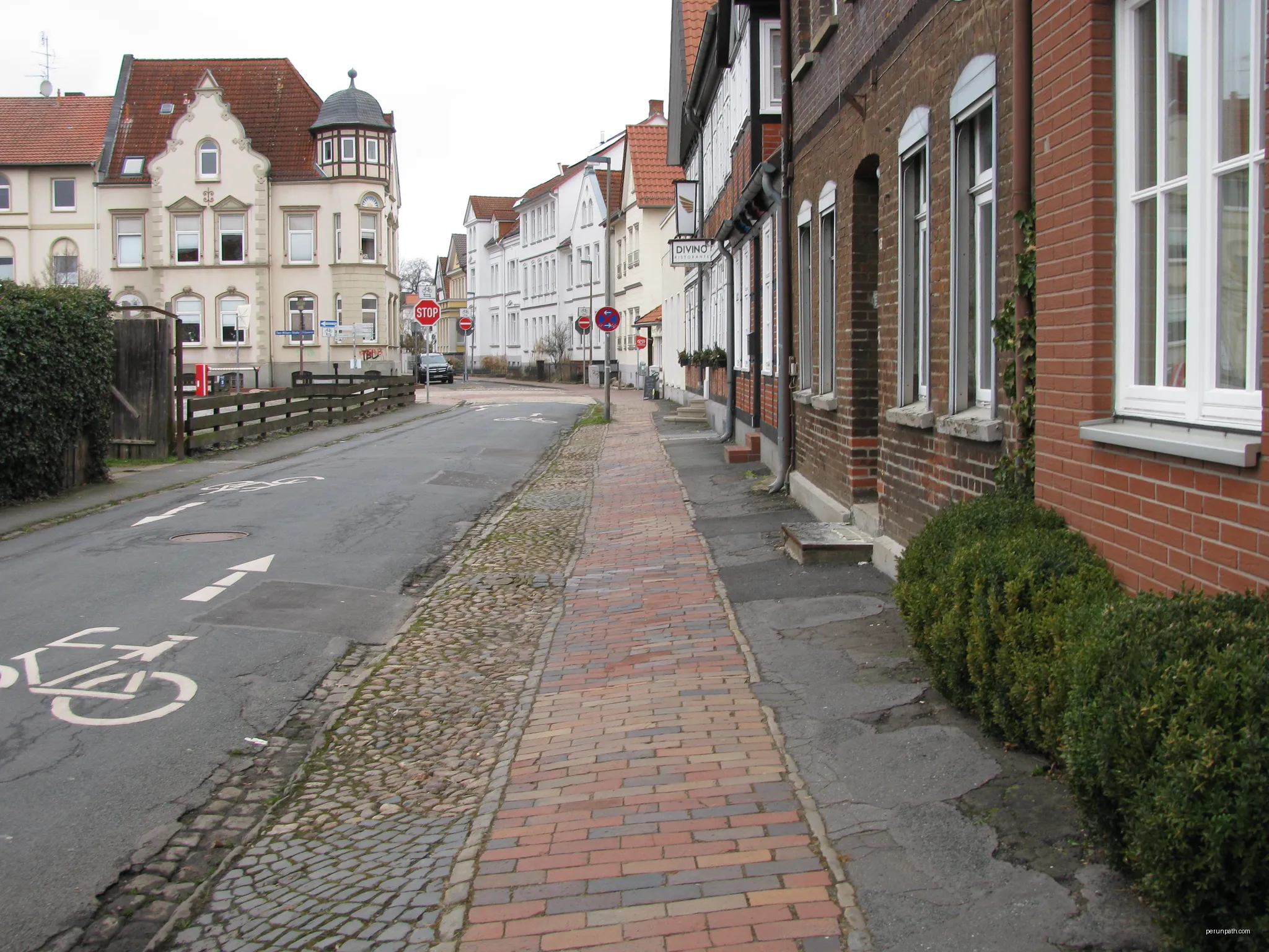 der Fußweg vor den Häusern Fritzenwiese 39 bis 43 in Celle | Autor: GeorgDerReisende | Licencja: CC BY-SA 4.0 | Źródło: Wikimedia Commons