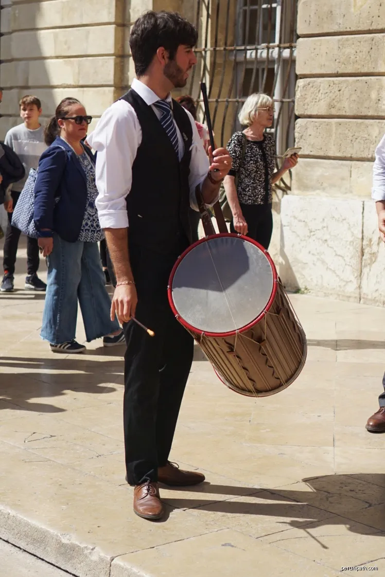 Músic tocant el Galoubet i el tamborí a la fira de pasqua d'Arles a la Provença. | Autor: VilaMiquel | Licencja: CC BY-SA 4.0 | Źródło: Wikimedia Commons