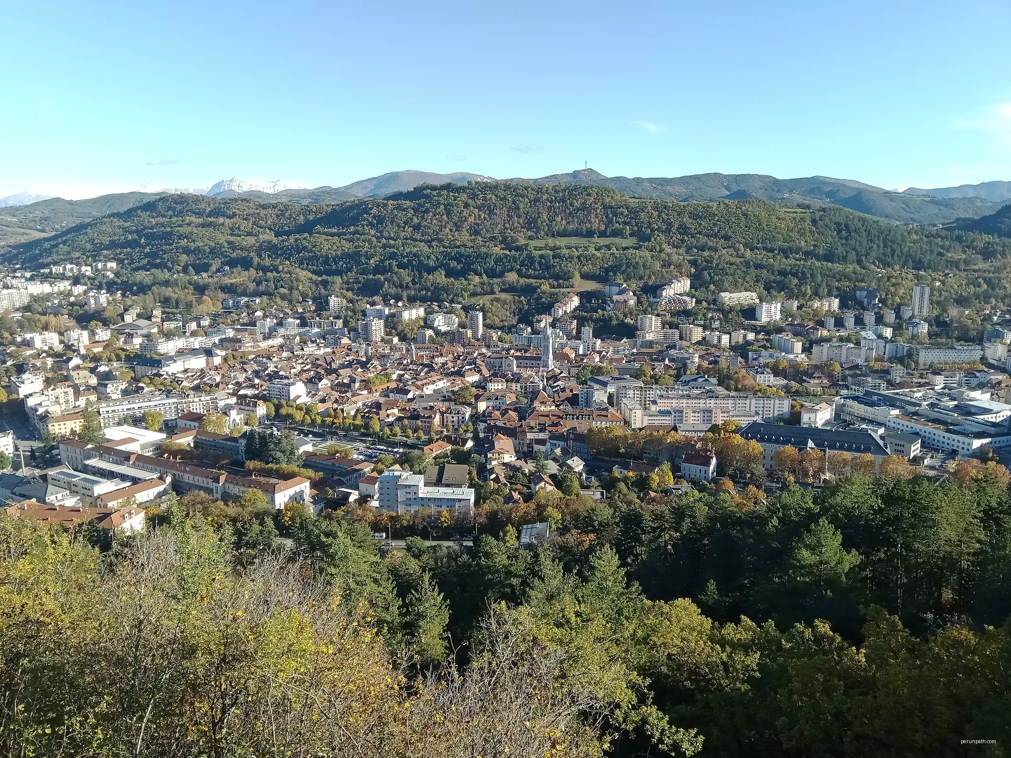 Gap depuis Puymaure, Hautes-Alpes, France | Autor: Rémih | Licencja: CC BY-SA 4.0 | Źródło: Wikimedia Commons