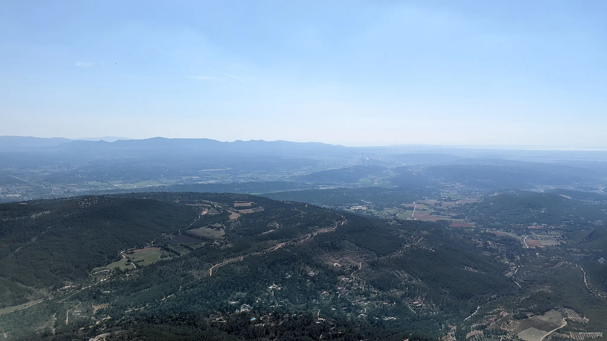 Gardanne seen from Montagne Sainte-Victoire | Autor: Sten van Houwelingen | Licencja: CC BY-SA 4.0 | Źródło: Wikimedia Commons
