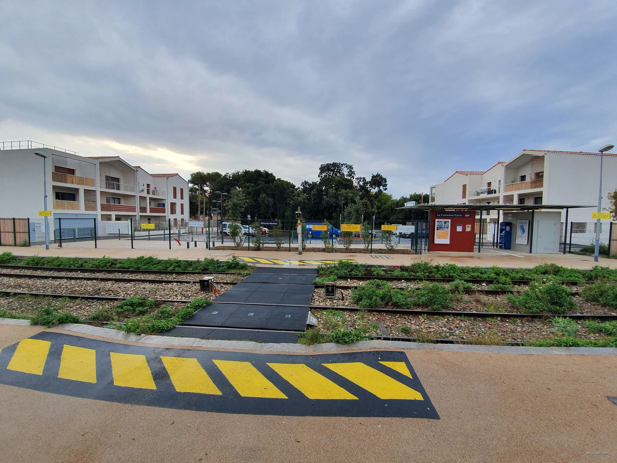 Gare de La Couronne Carro (Novembre 2021) depuis le quai direction Marseille | Autor: Teolemon | Licencja: CC BY-SA 4.0 | Źródło: Wikimedia Commons