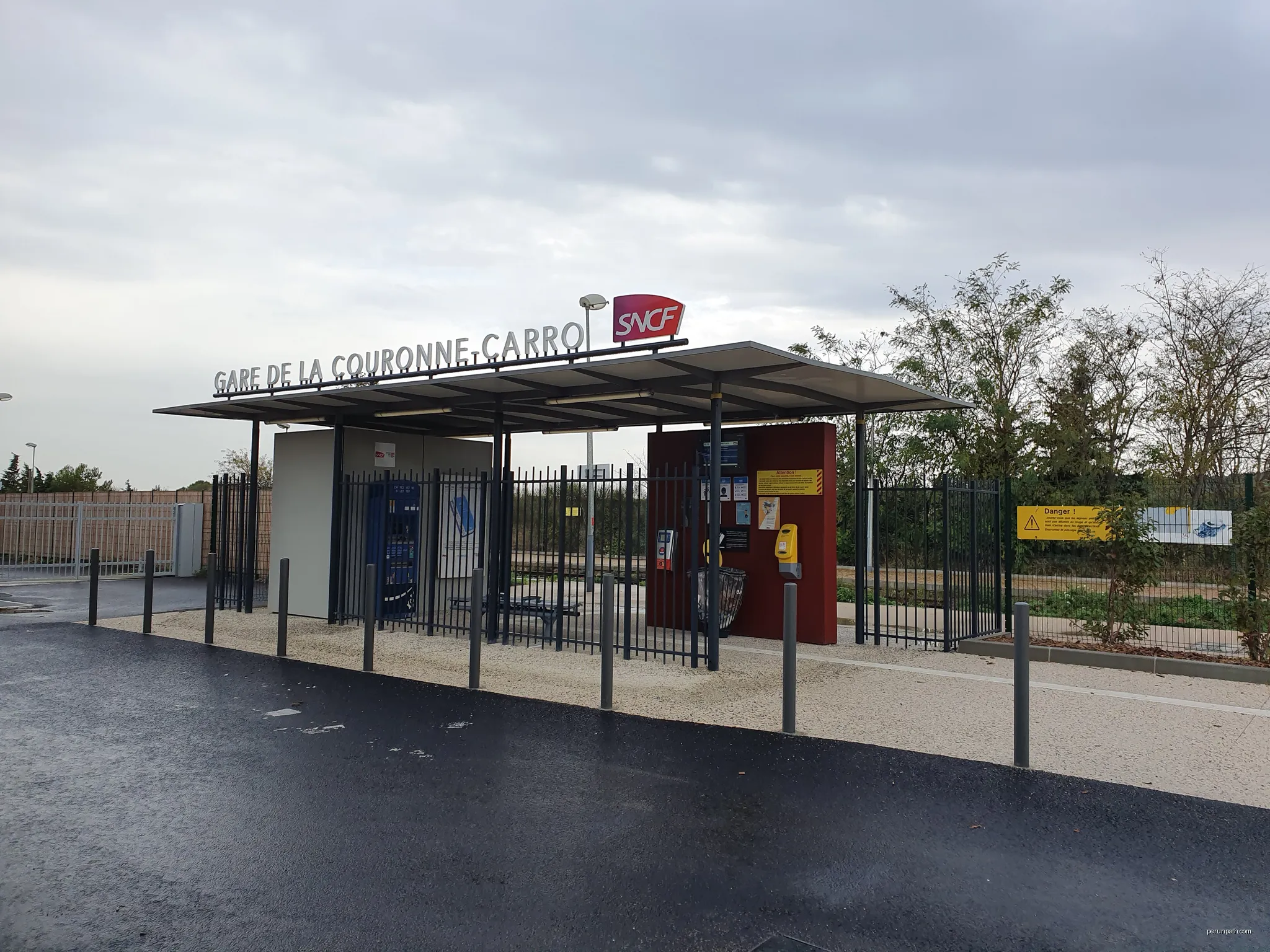 Gare de La Couronne Carro (Novembre 2021) | Autor: Teolemon | Licencja: CC BY-SA 4.0 | Źródło: Wikimedia Commons