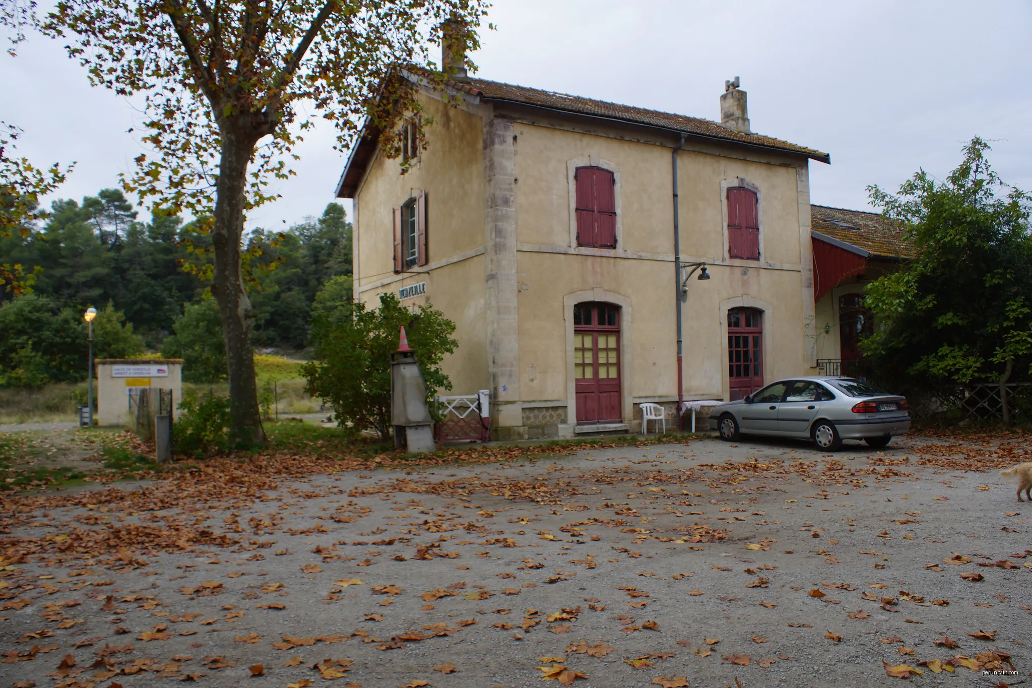 Gare de Verzeille : L'ancien bâtiment voyageurs et l'entrée de la halte. | Autor: Quoique | Licencja: CC BY-SA 4.0 | Źródło: Wikimedia Commons