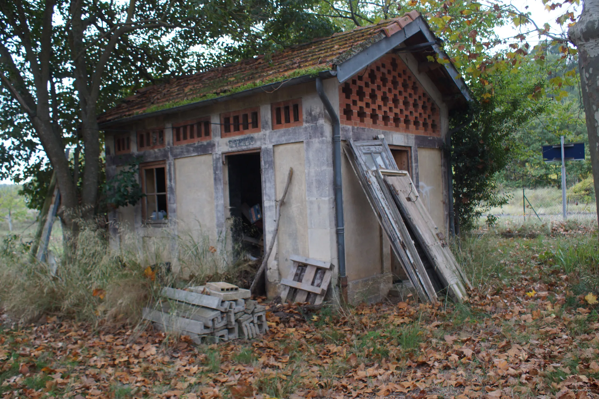 Gare de Verzeille : l'ancien édicule des toilettes. | Autor: Quoique | Licencja: CC BY-SA 4.0 | Źródło: Wikimedia Commons