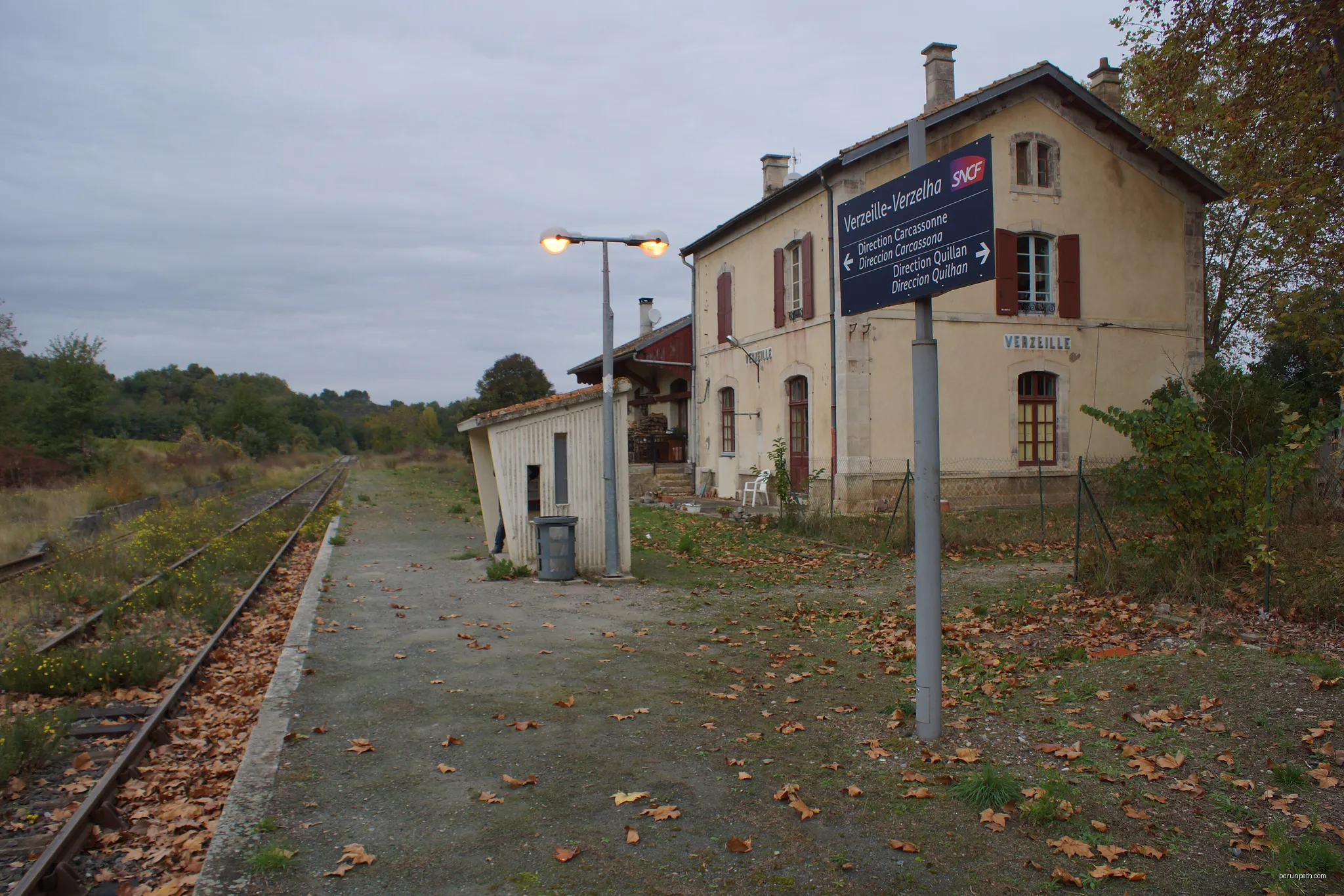 Gare de Verzeille : voie, quai et abri du quai de la halte. | Autor: Quoique | Licencja: CC BY-SA 4.0 | Źródło: Wikimedia Commons