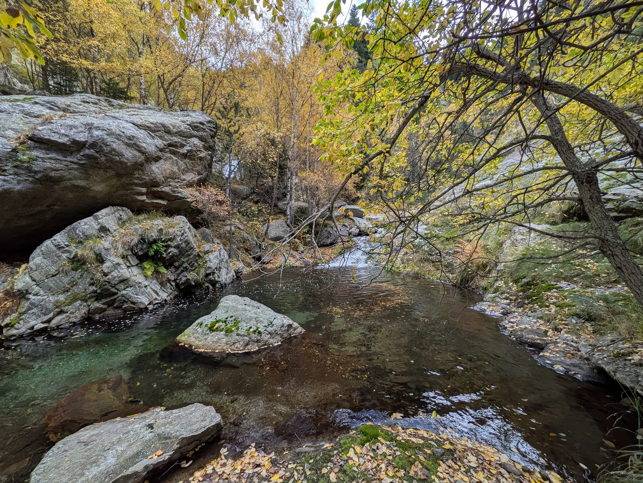 Gorg dels Coloms ("rock pool of the pigeons"), Cady river, Casteil commune, Pyrénées-Orientales, France. | Autor: Alan Mattingly | Licencja: CC0 | Źródło: Wikimedia Commons