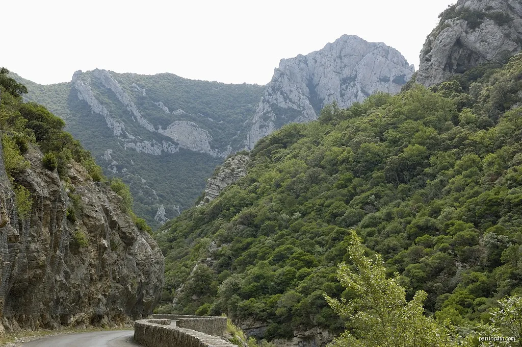 Gorges de Galamus | Autor: Doronenko | Licencja: CC BY-SA 4.0 | Źródło: Wikimedia Commons