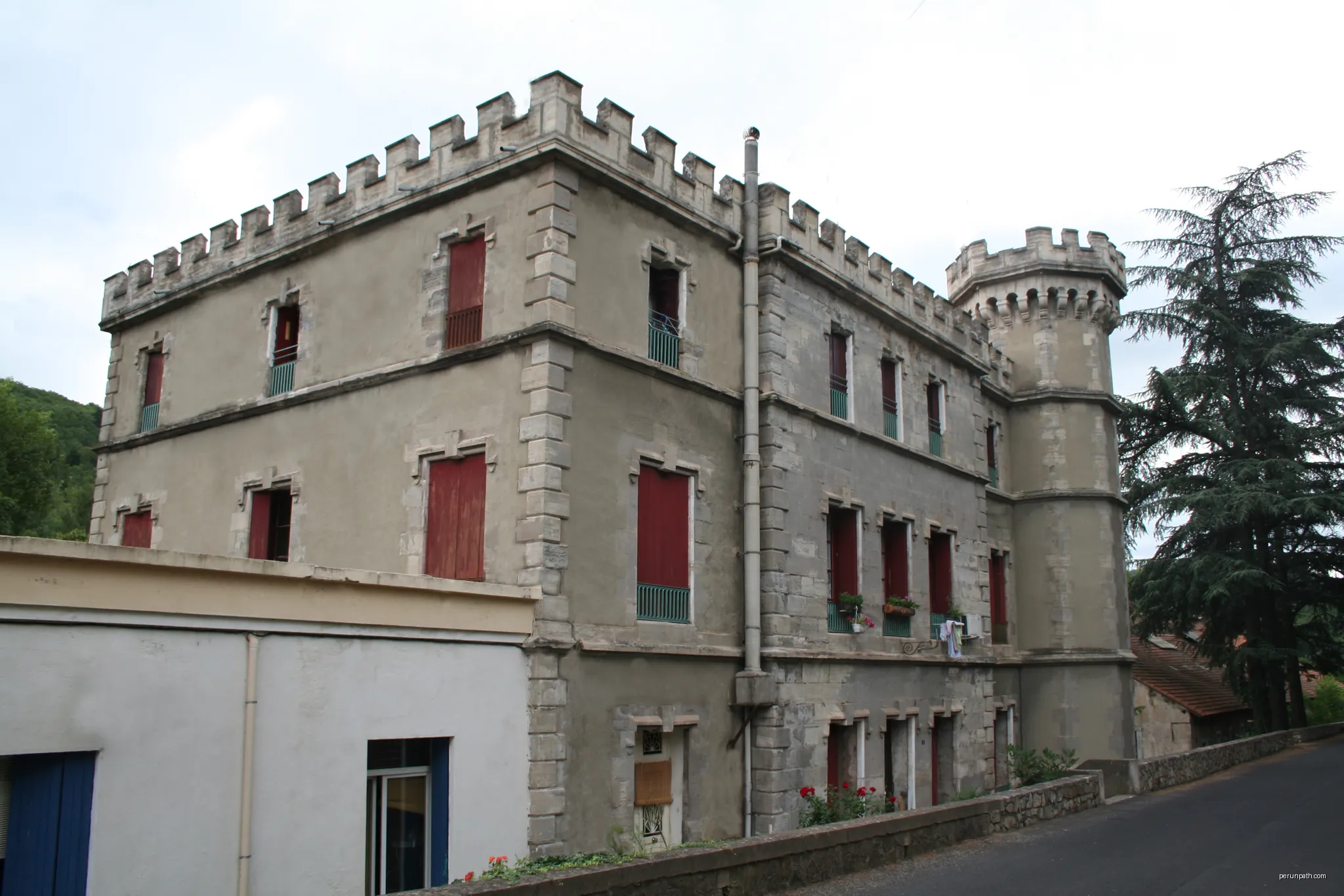 Graissessac (Hérault) - château minier (ancienne direction de la mine). | Autor: Fagairolles 34 | Licencja: CC BY-SA 4.0 | Źródło: Wikimedia Commons