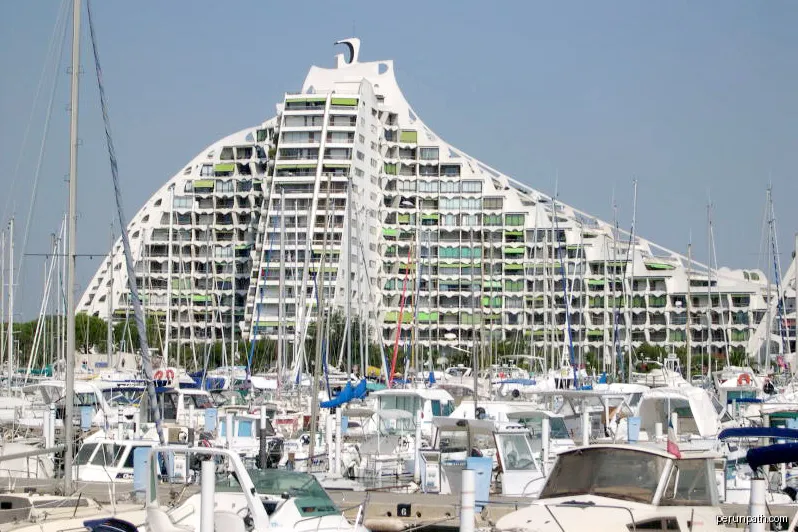 Building "La Grande Pyramide" at La Grande Motte, France. | Autor: Alain Caraco at French Wikipedia | Licencja: CC BY-SA 3.0 | Źródło: Wikimedia Commons