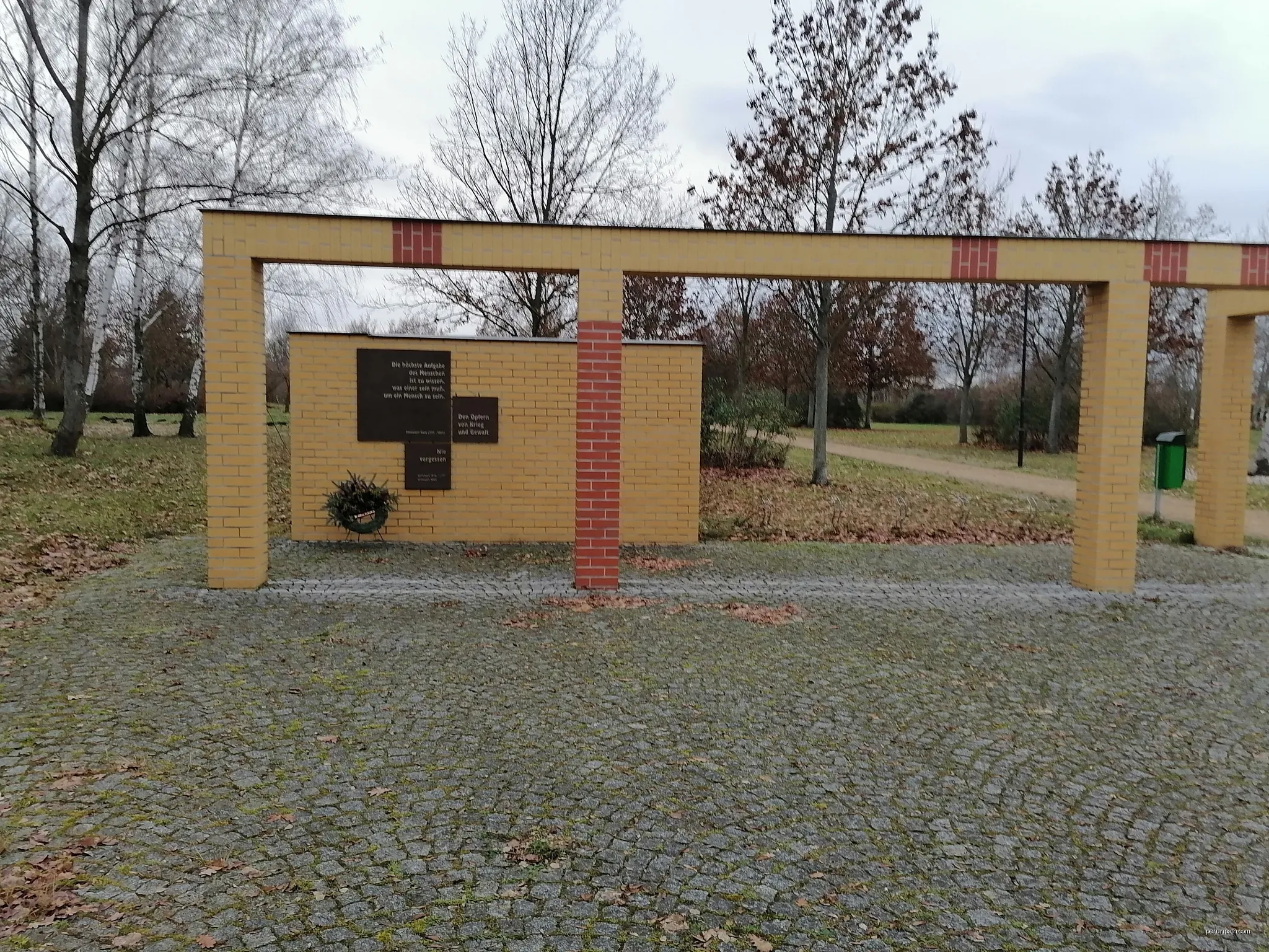 Großräschen, Denkmal für die Opfer von Krieg und Gewalt, Ansicht von der Seestraße;
rechts Zugang zur Allee der Steine | Autor: Wilhelm Zimmerling PAR | Licencja: CC BY-SA 4.0 | Źródło: Wikimedia Commons
