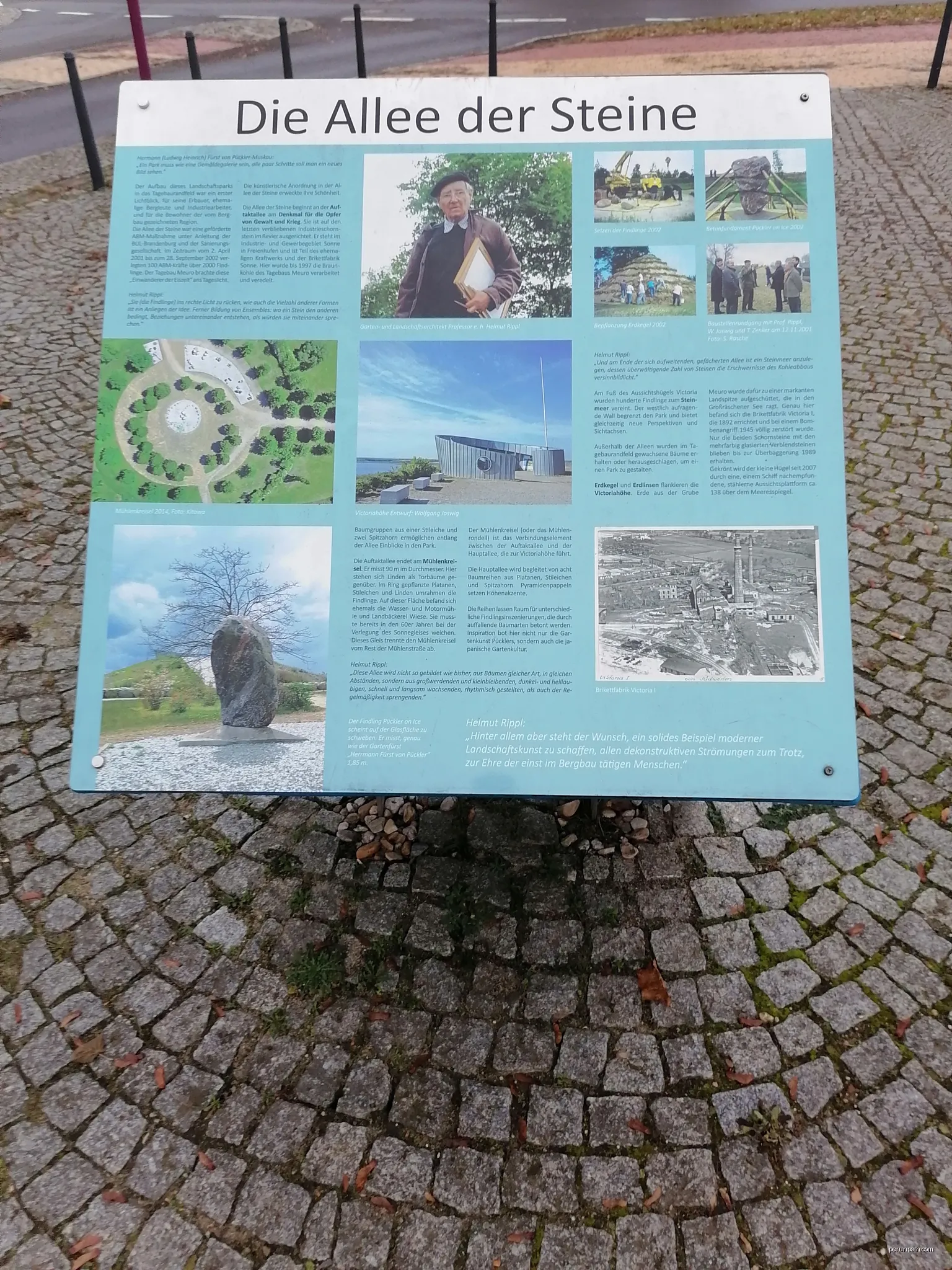 Großräschen, Seestraße, Information am Zugang zur Allee der Steine, Westansicht zur Seestraße ("Kreisel" / Kreisverkehr);
auf Betonwürfel des See-Informationssystems | Autor: Wilhelm Zimmerling PAR | Licencja: CC BY-SA 4.0 | Źródło: Wikimedia Commons