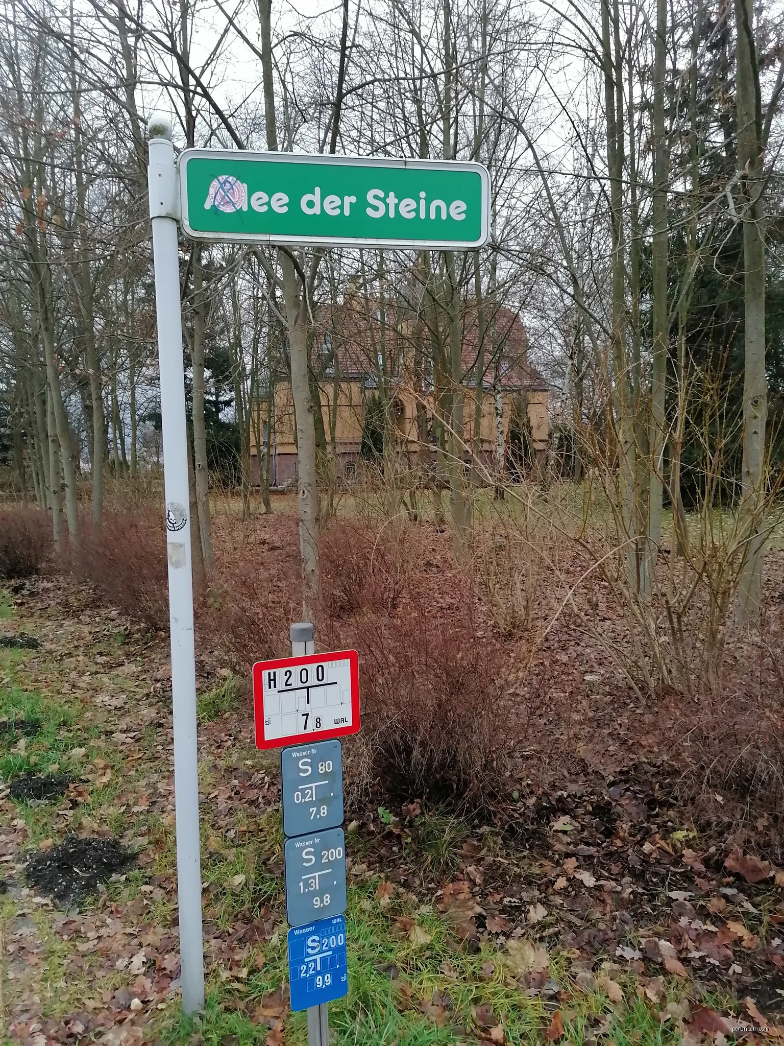Großräschen, Seestraße, Wegeschild Allee der Steine | Autor: Wilhelm Zimmerling PAR | Licencja: CC BY-SA 4.0 | Źródło: Wikimedia Commons