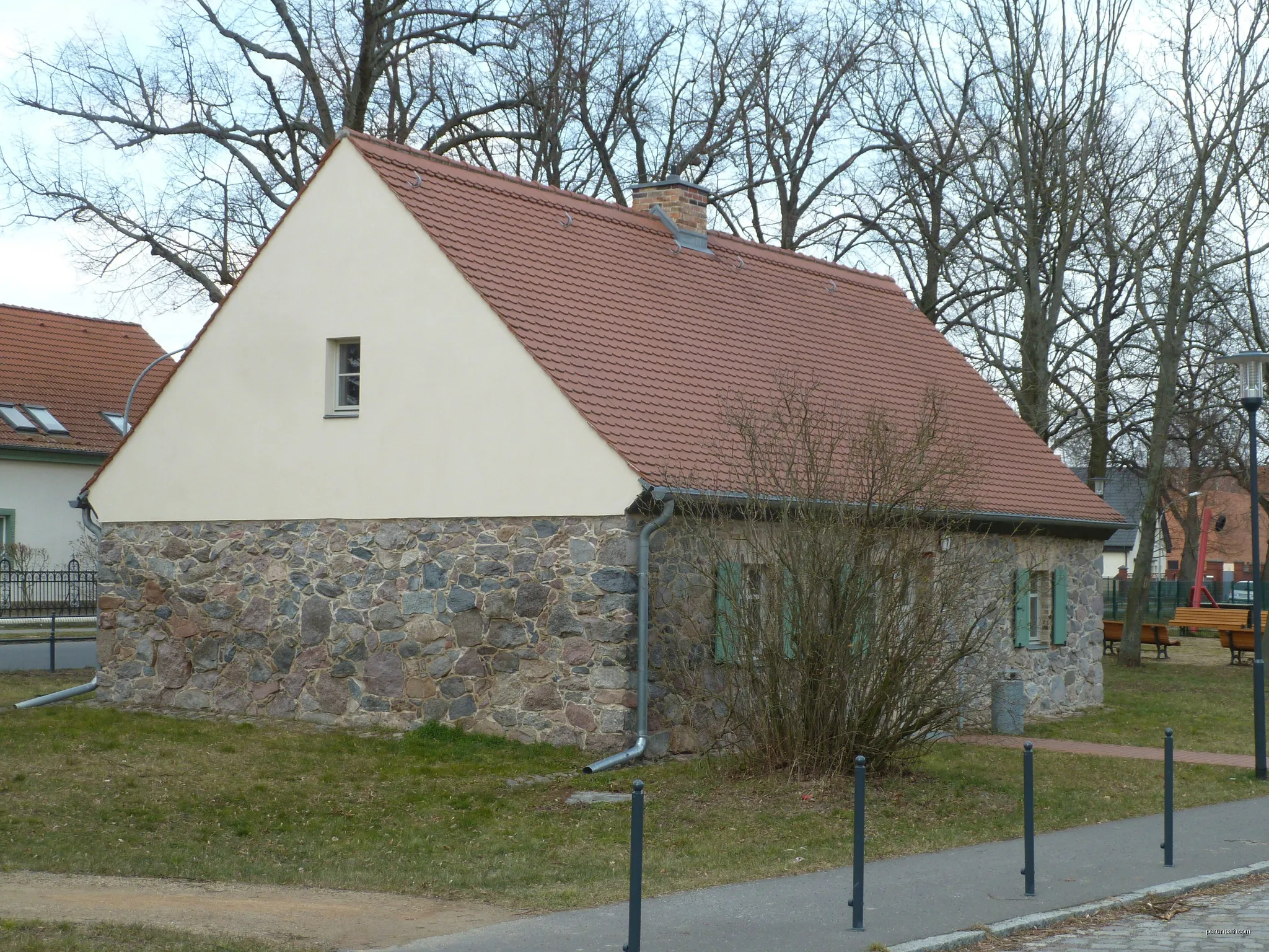 Großziethen, Altgroßziethen 7. Das älteste Wohnhaus des Dorfes steht unter Denkmalschutz und wird heute von der Gemeinde Schönefeld genutzt. | Autor: Global Fish | Licencja: CC BY-SA 4.0 | Źródło: Wikimedia Commons
