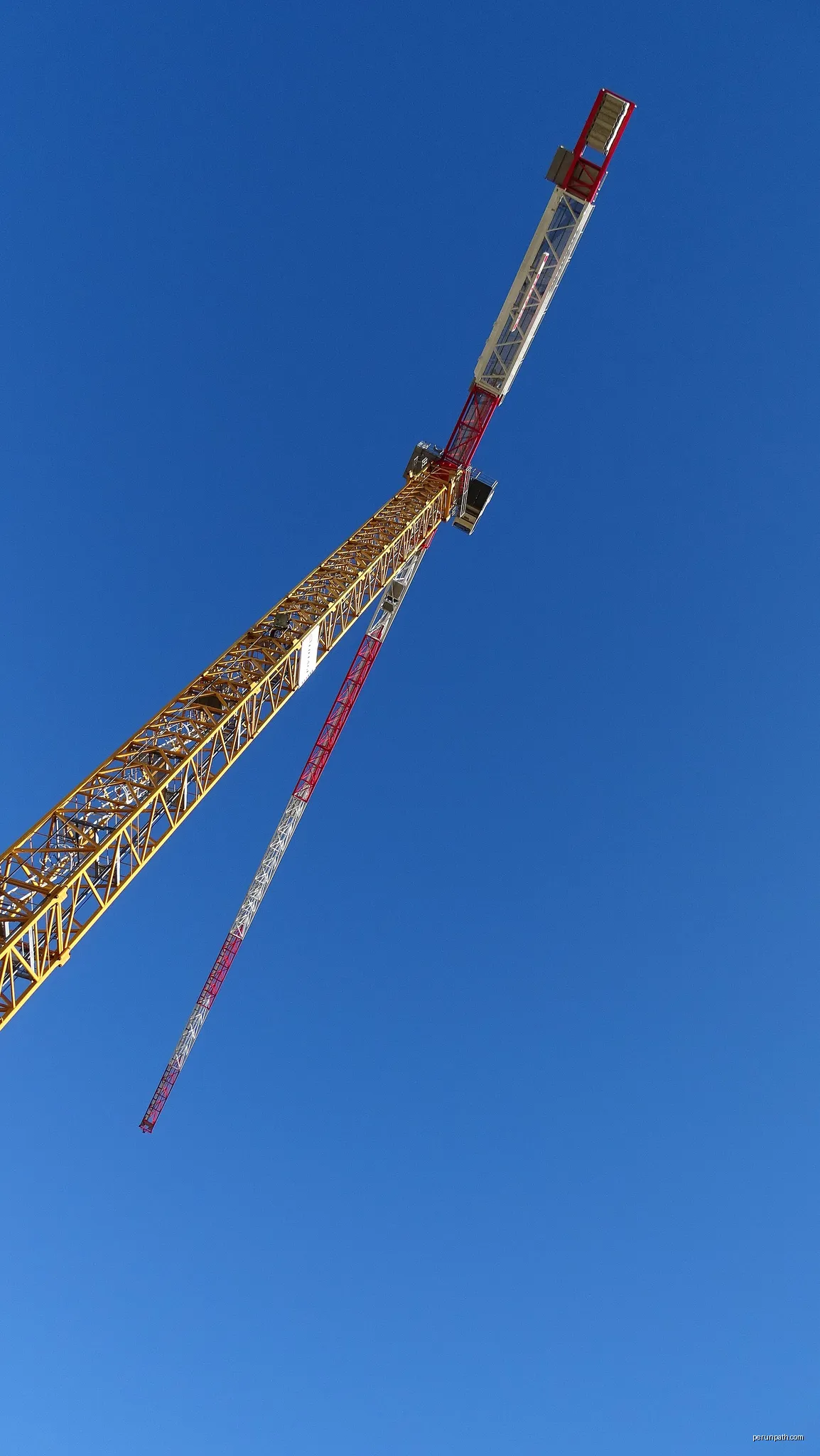 Une grue de chantier est un appareil de levage utilisé dans le domaine de la construction pour déplacer des charges. | Autor: Selmoval | Licencja: CC BY-SA 4.0 | Źródło: Wikimedia Commons