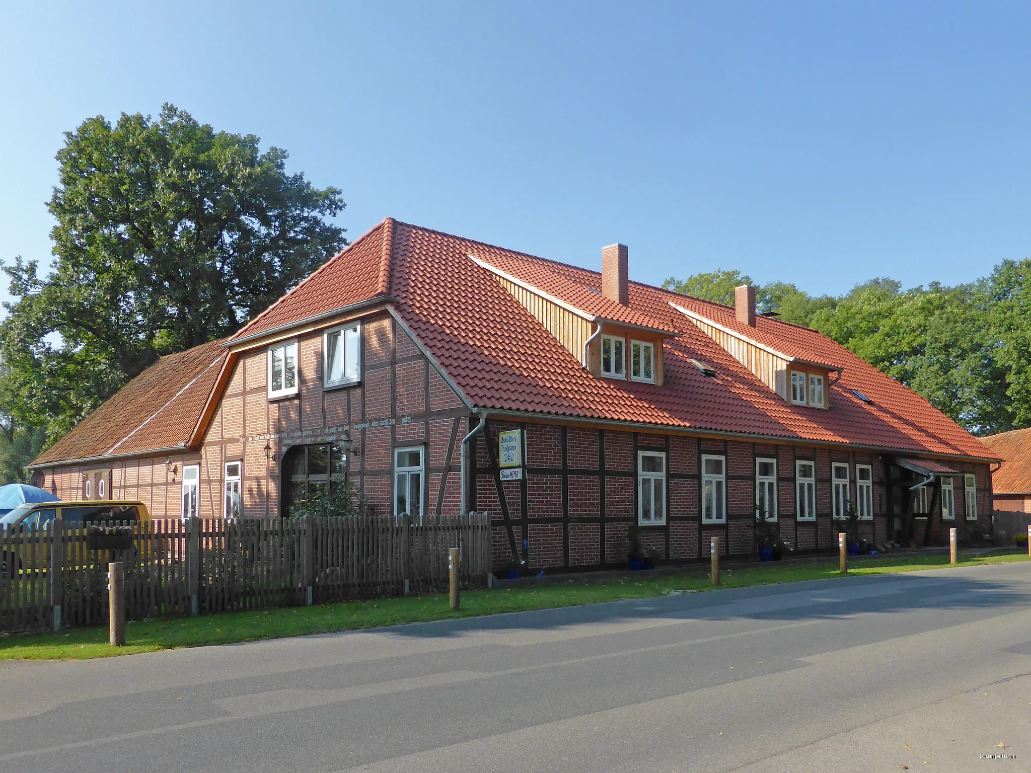 Ehemalige Gaststätte "Zum Alten Ausspann" in Hagen bei Sprakensehl. | Autor: Kirchenfan | Licencja: CC0 | Źródło: Wikimedia Commons