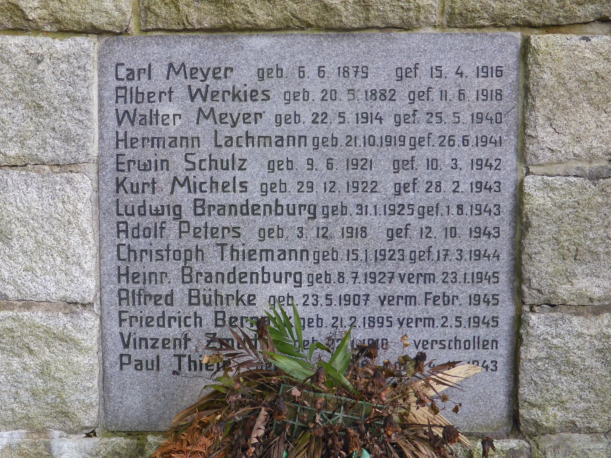 Opfer der beiden Weltkriege aus Hagen bei Sprakensehl. | Autor: Kirchenfan | Licencja: CC0 | Źródło: Wikimedia Commons