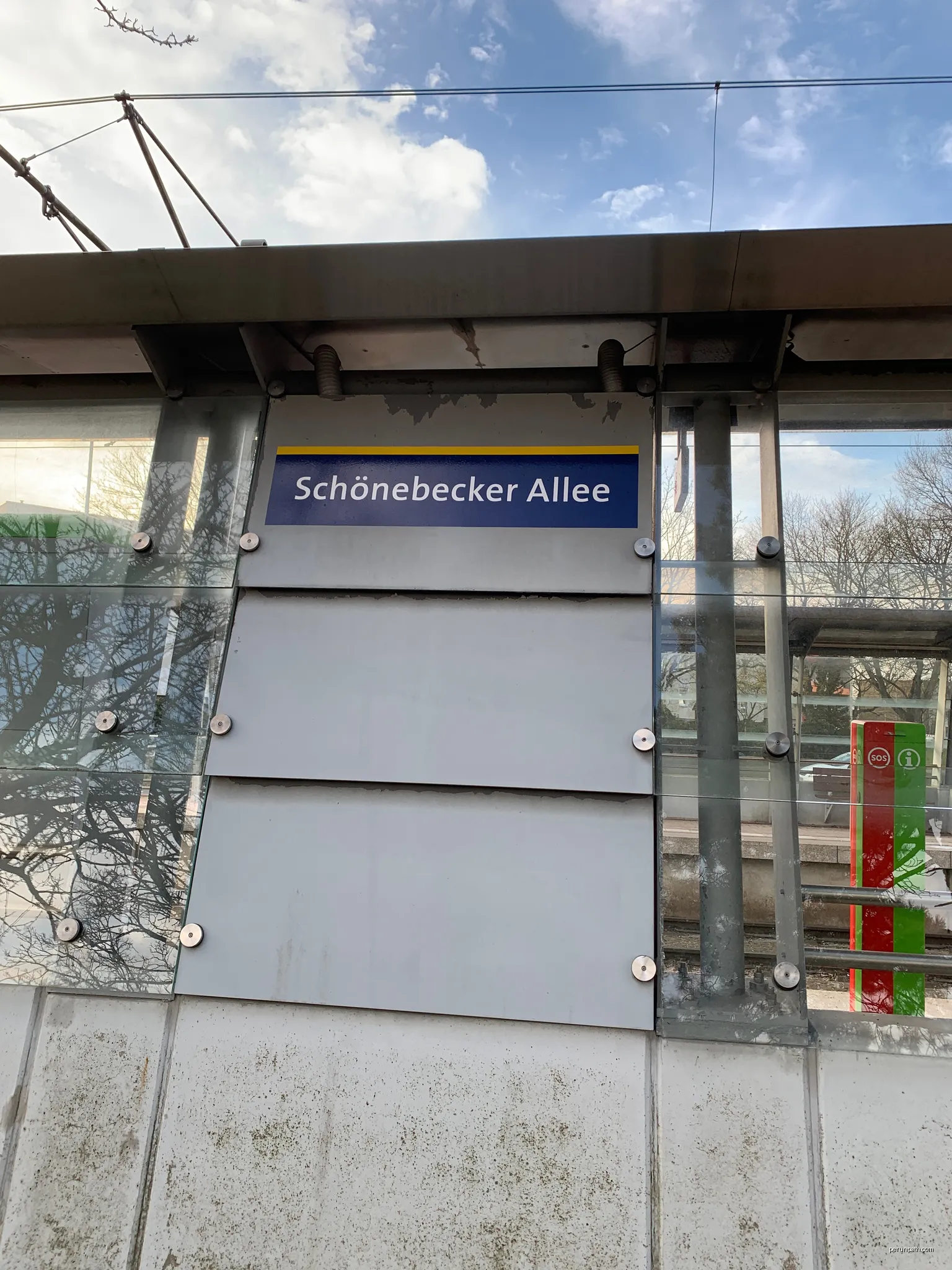 Blick auf das Haltestellenschild der Stadtbahnhaltestelle Schönebecker Allee | Autor: Nortix08 | Licencja: CC BY-SA 4.0 | Źródło: Wikimedia Commons