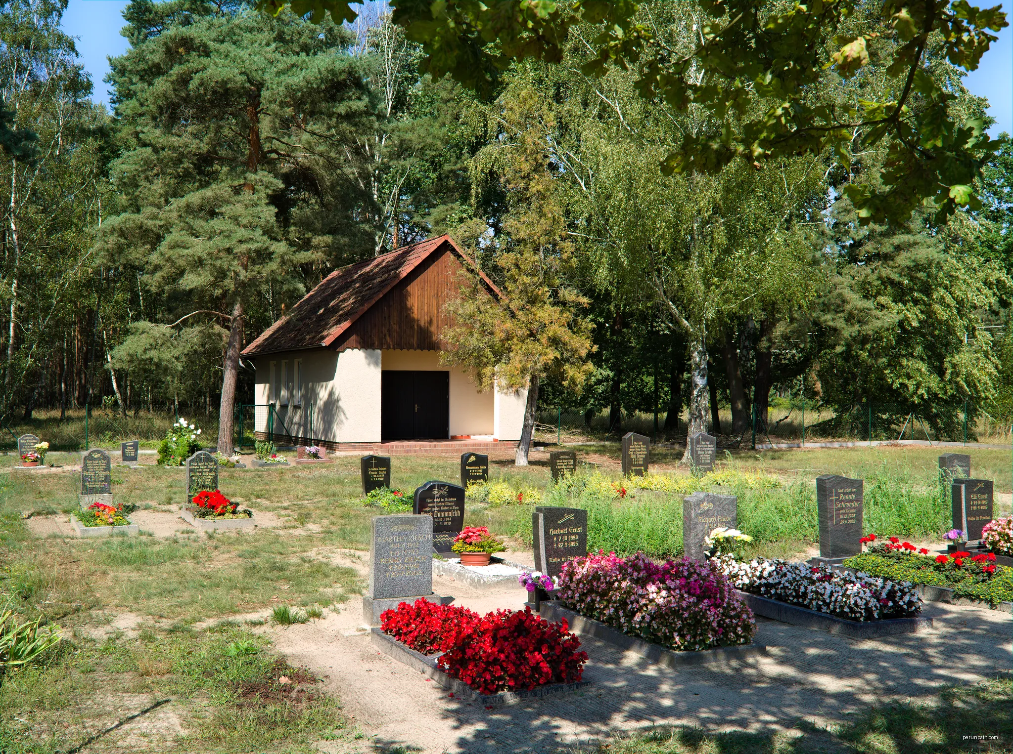 The cemetery of Harnischdorf, Groß Oßnig. | Autor: Trio3D | Licencja: CC BY-SA 4.0 | Źródło: Wikimedia Commons