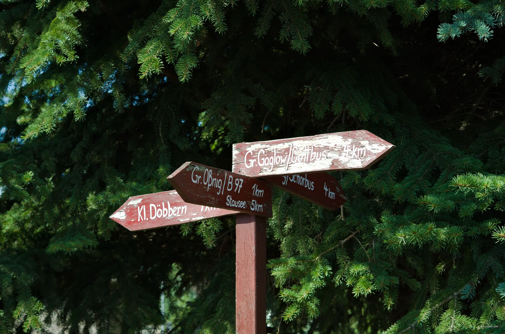Sign post for hikers and bicyclists in Harnischdorf, Groß Oßnig. | Autor: Trio3D | Licencja: CC BY-SA 4.0 | Źródło: Wikimedia Commons