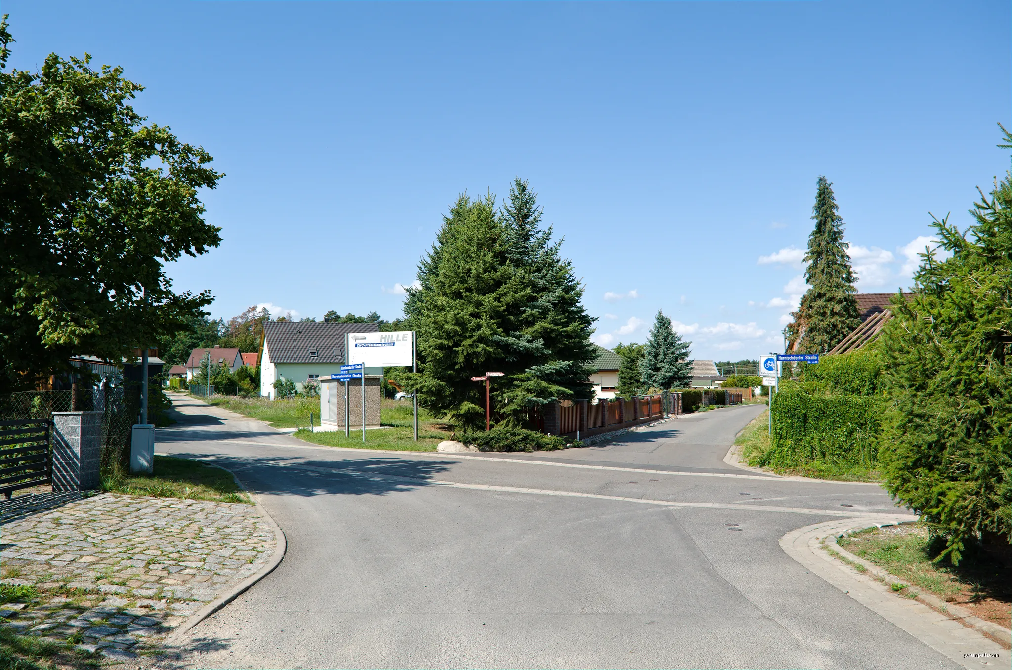 Village center of Harnischdorf, Groß Oßnig. | Autor: Trio3D | Licencja: CC BY-SA 4.0 | Źródło: Wikimedia Commons