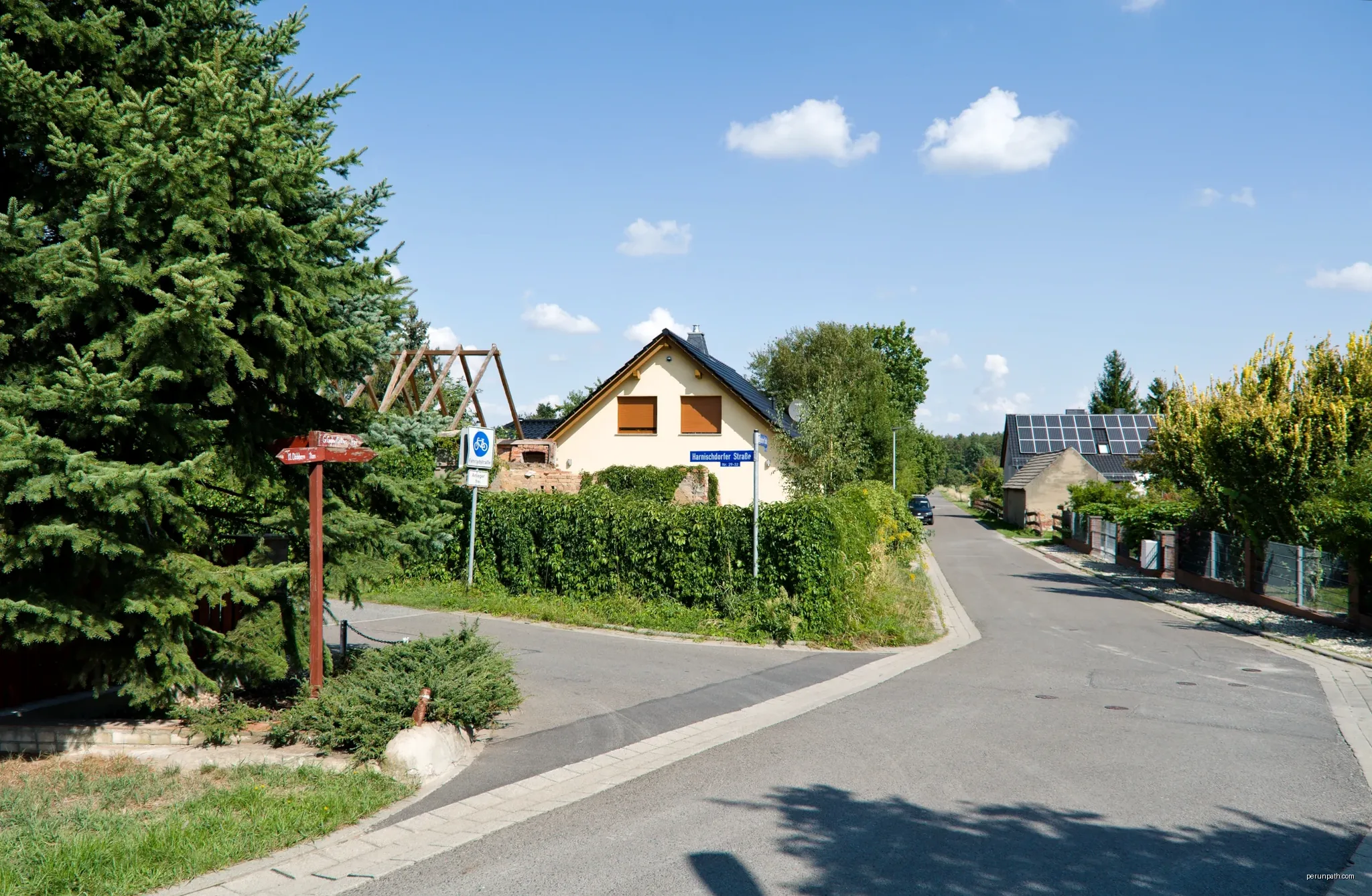 Village center of Harnischdorf, Groß Oßnig. | Autor: Trio3D | Licencja: CC BY-SA 4.0 | Źródło: Wikimedia Commons