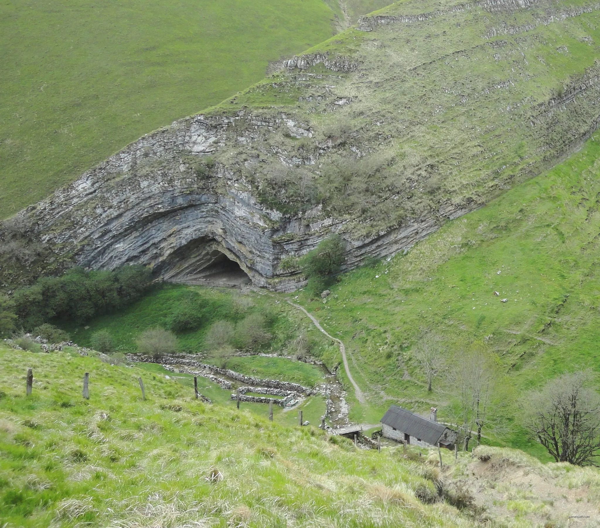 La grotte d'Harpéa par le cayolar
