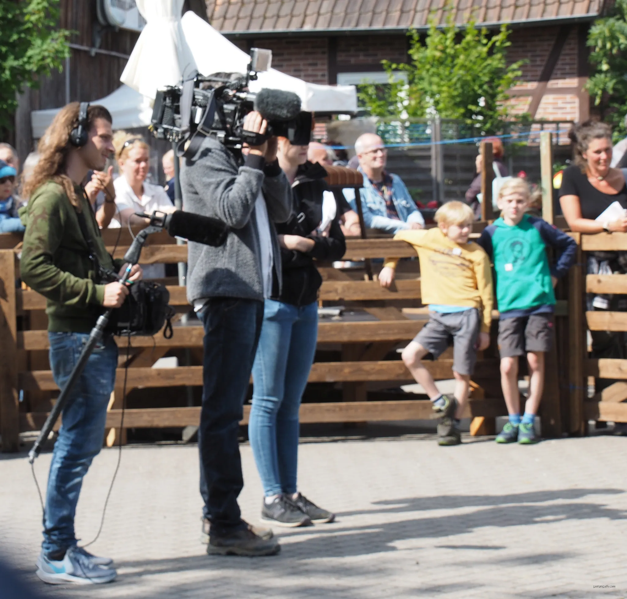 TV-Team bei der Heidschnuckenbock-Auktion 2023 Müden (Örtze) | Autor: Hajotthu | Licencja: CC BY-SA 3.0 | Źródło: Wikimedia Commons
