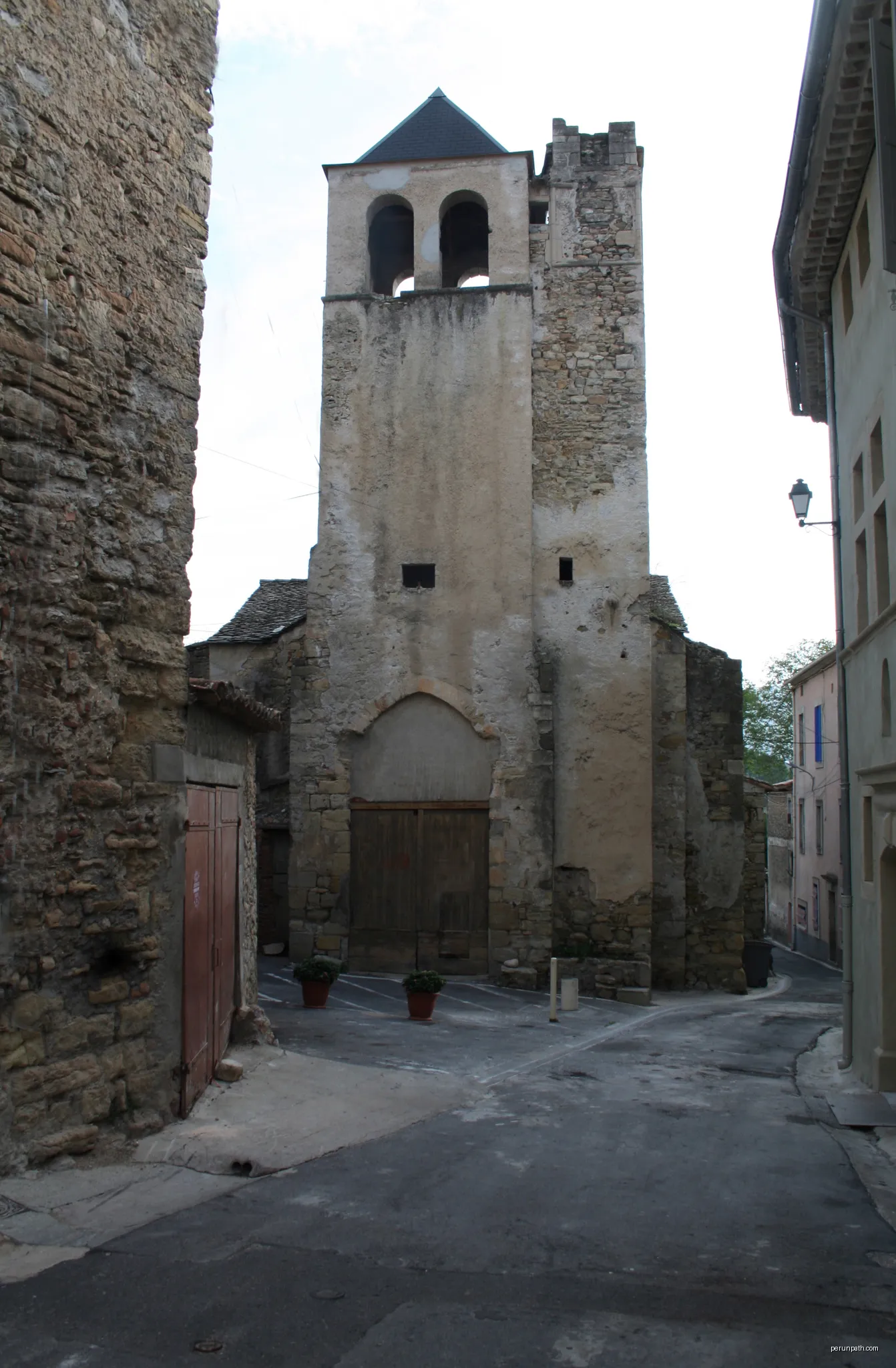 Hérépian (Hérault) - clocher de l'ancienne église désaffectée Saint-Martial. | Autor: Fagairolles 34 | Licencja: CC BY-SA 4.0 | Źródło: Wikimedia Commons