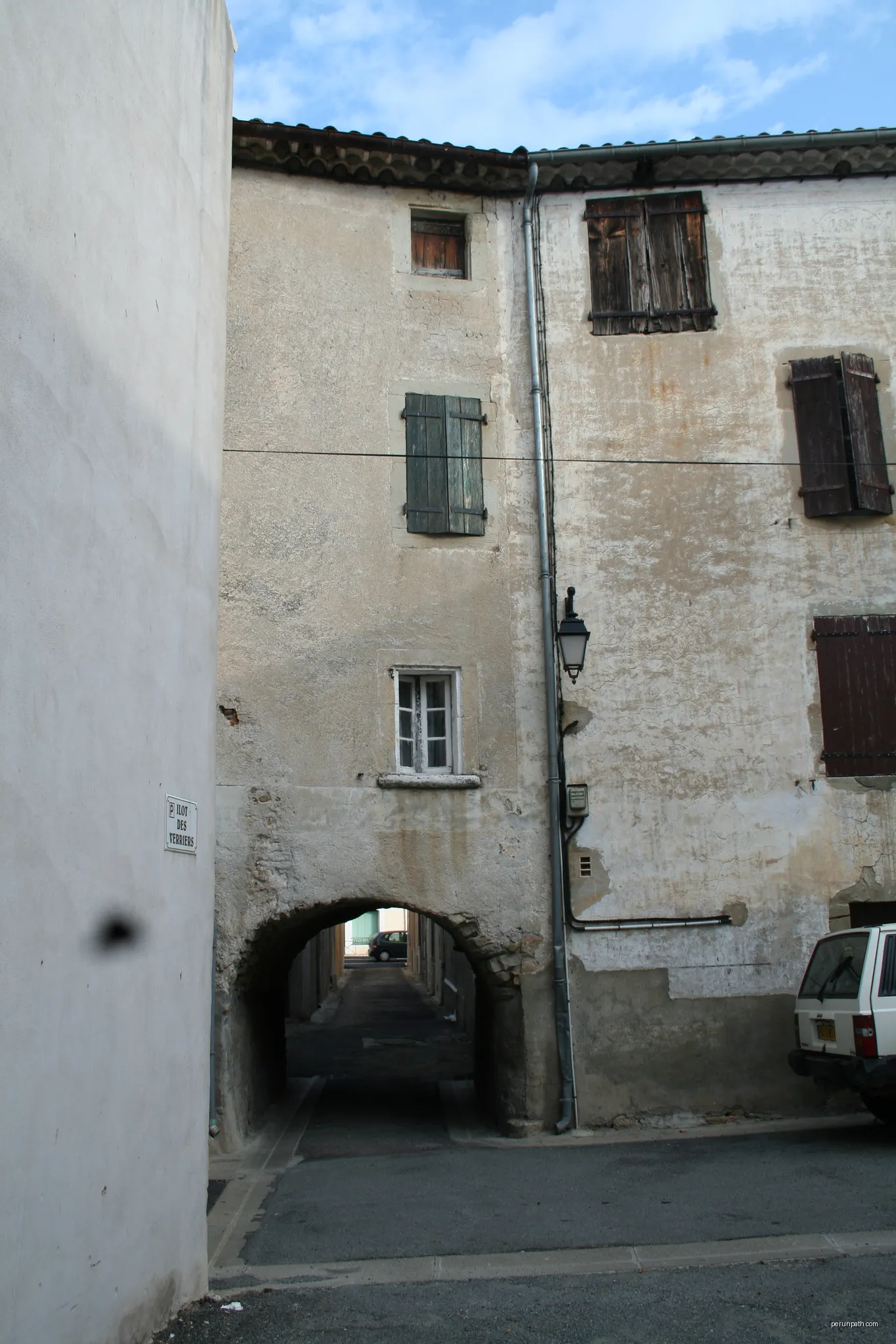Hérépian (Hérault) - porche, rue des verriers. | Autor: Fagairolles 34 | Licencja: CC BY-SA 4.0 | Źródło: Wikimedia Commons
