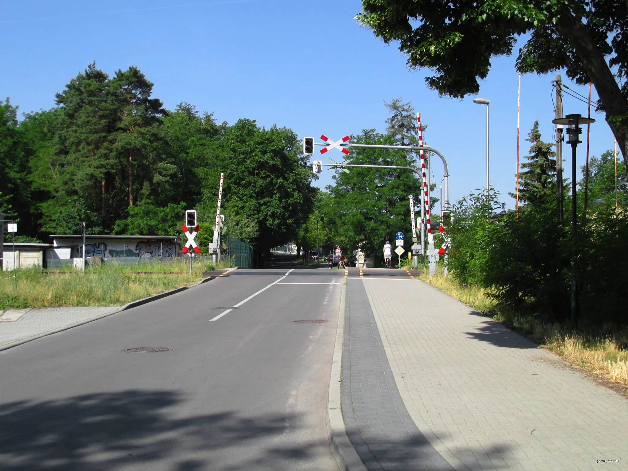 Hermann-Löns-Straße level crossing of the Berlin-Görlitz railway line. | Autor: Trio3D | Licencja: CC BY-SA 3.0 | Źródło: Wikimedia Commons
