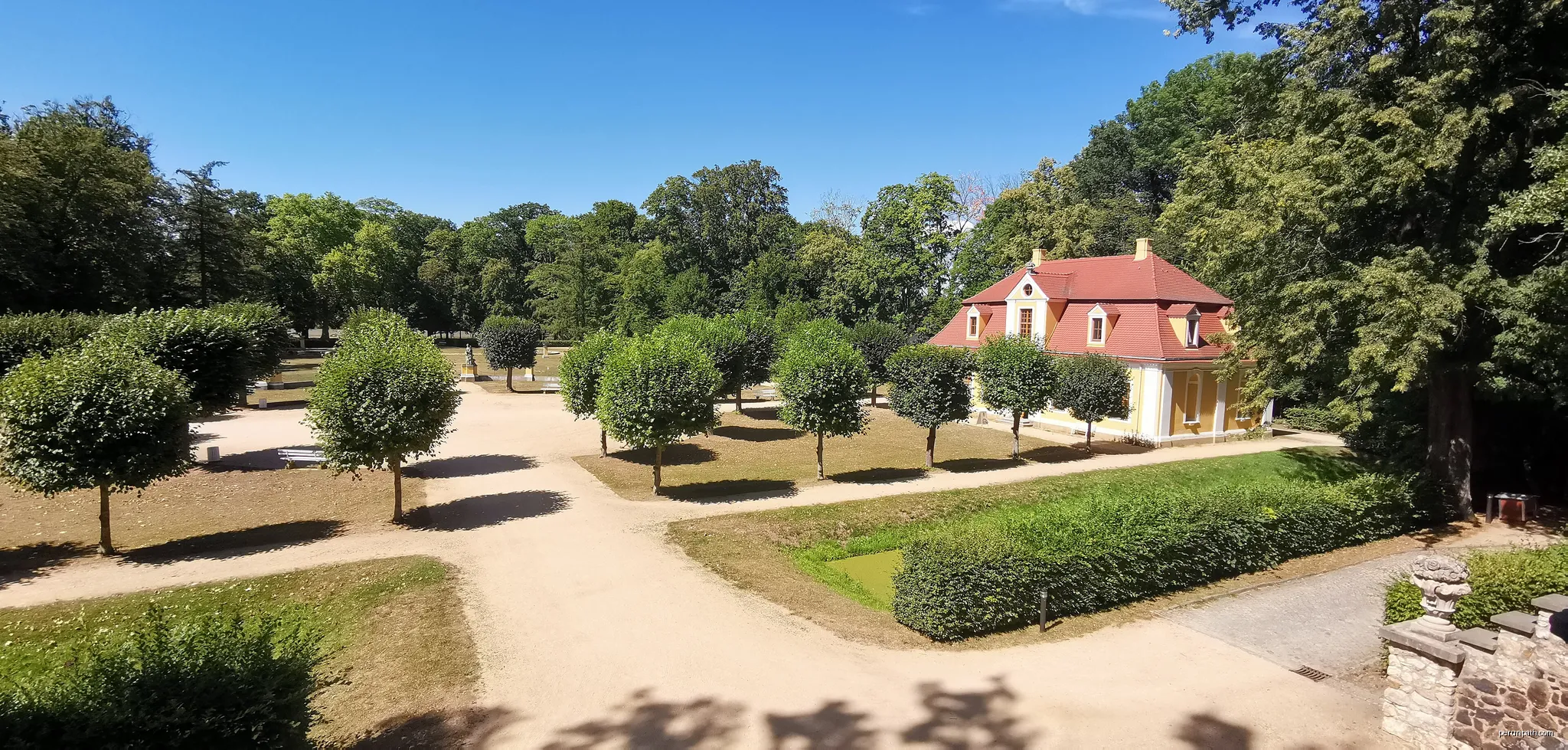 Herrenpavillon im Schlosspark von Barockschloss Neschwitz | Autor: Z thomas | Licencja: CC BY-SA 4.0 | Źródło: Wikimedia Commons