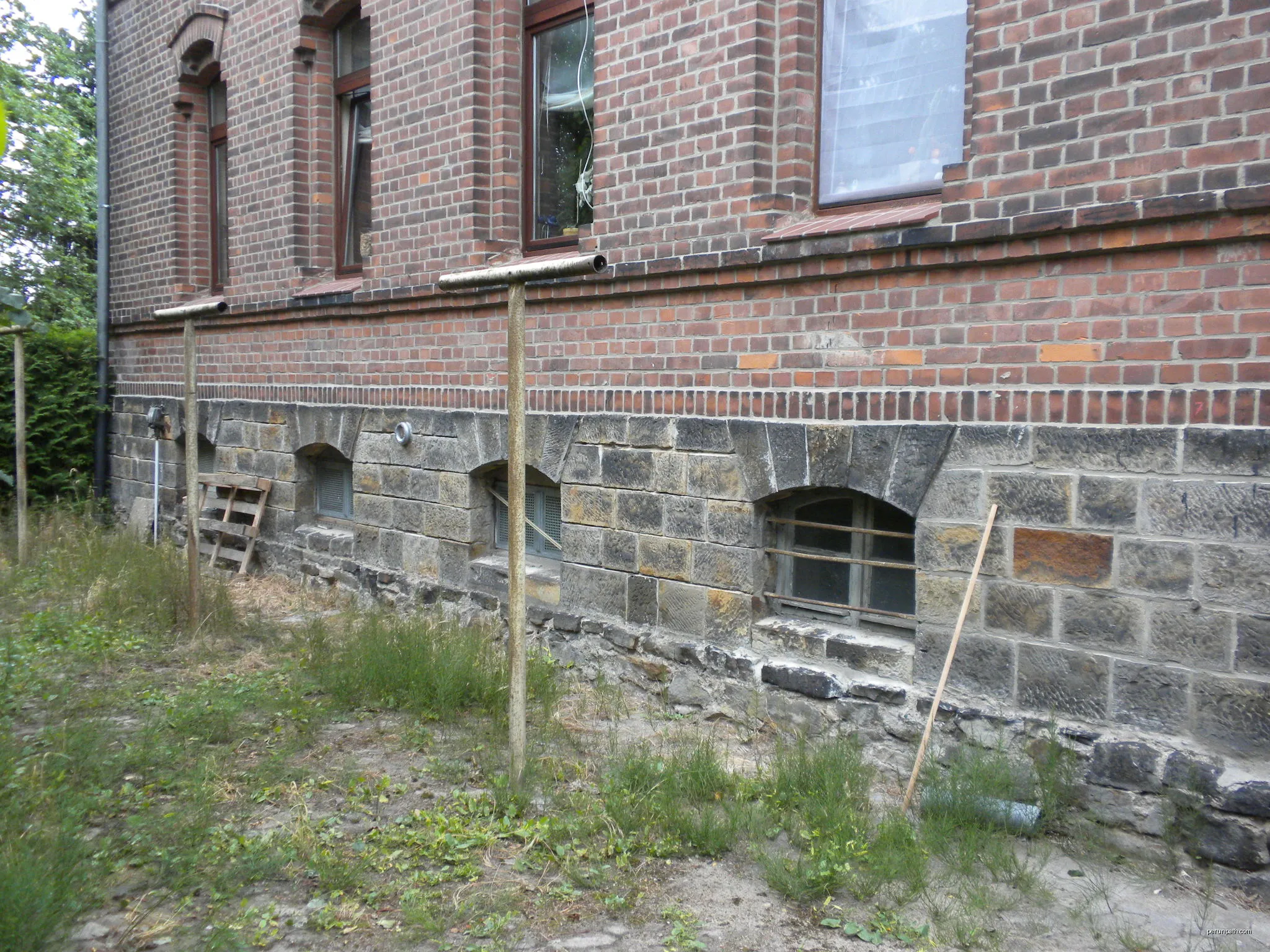 Höhenmarke der Königlich Preußischen Landesaufnahme (Ur-Nivellement 1868-1918) an einem ehemaligen Bahnbeamtenwohnhaus in Meinersen-Ohof (Niedersachsen). | Autor: Ulrich Kulle | Licencja: CC BY-SA 4.0 | Źródło: Wikimedia Commons