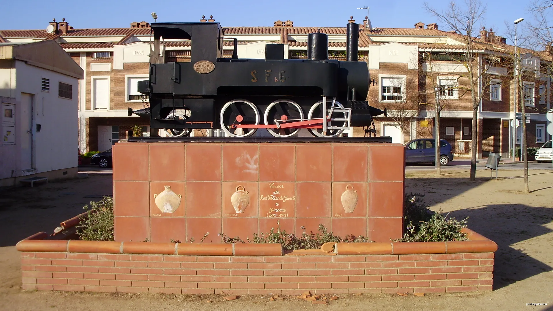 Homenatge escultòric del ferrocarril de Girona a St Feliu de Guíxols (Quart) | Autor: klimmanet | Licencja: CC BY 3.0 | Źródło: Wikimedia Commons