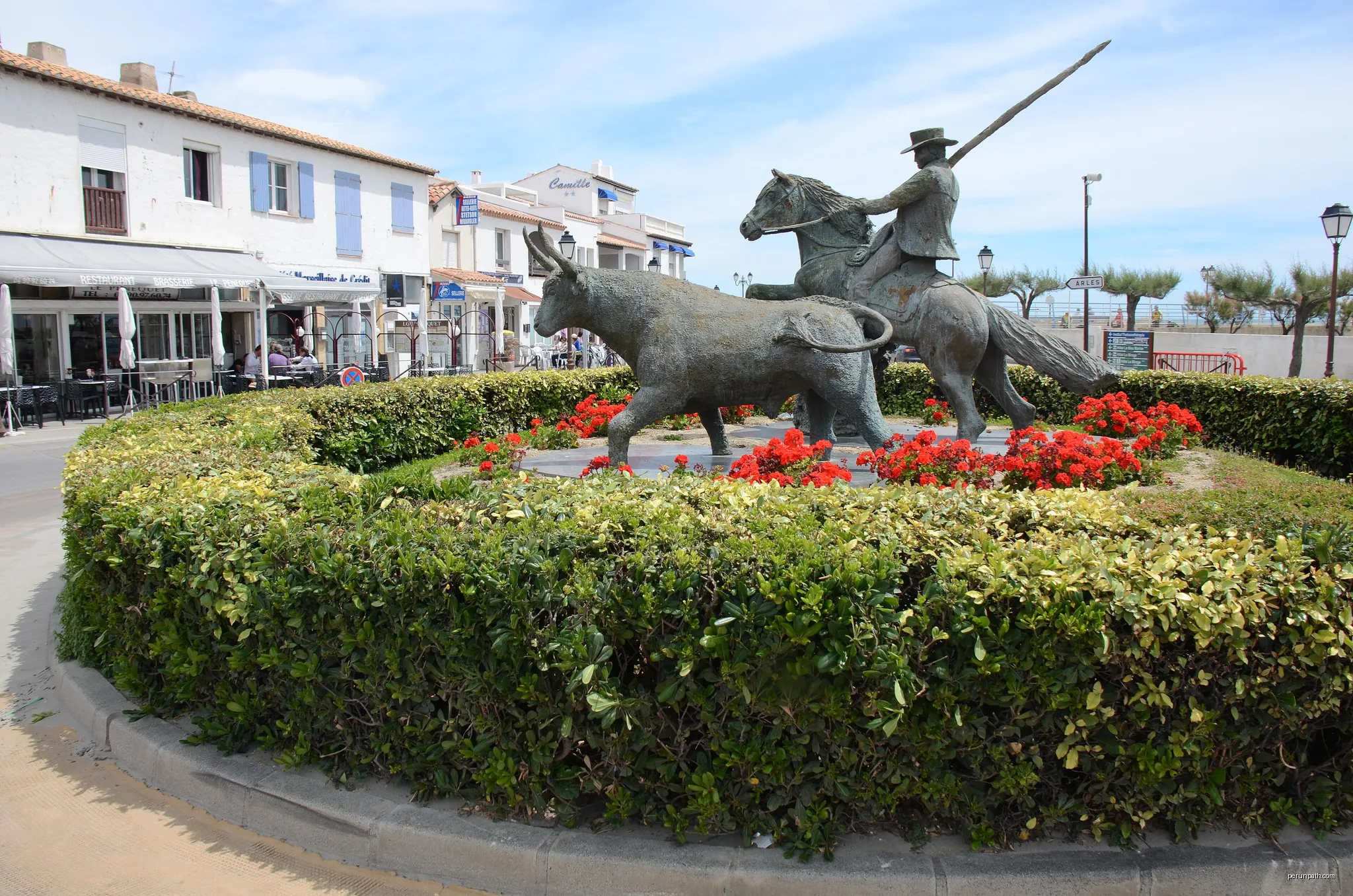 Horse-rider decorated roundabout at Stes-Marie-de-la-Mer.Typical Camargue scenery | Autor: Henk Monster | Licencja: CC BY 3.0 | Źródło: Wikimedia Commons