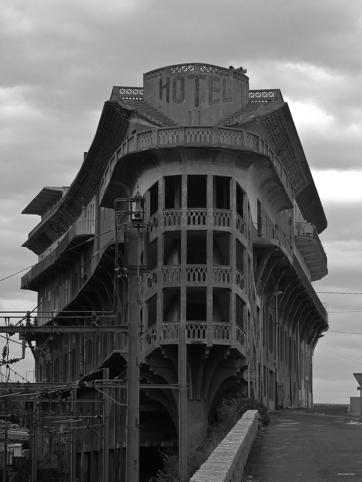 500px provided description: Hotel Wreck [#train ,#hotel] | Autor: Emmanuel Bastien | Licencja: CC BY-SA 3.0 | Źródło: Wikimedia Commons