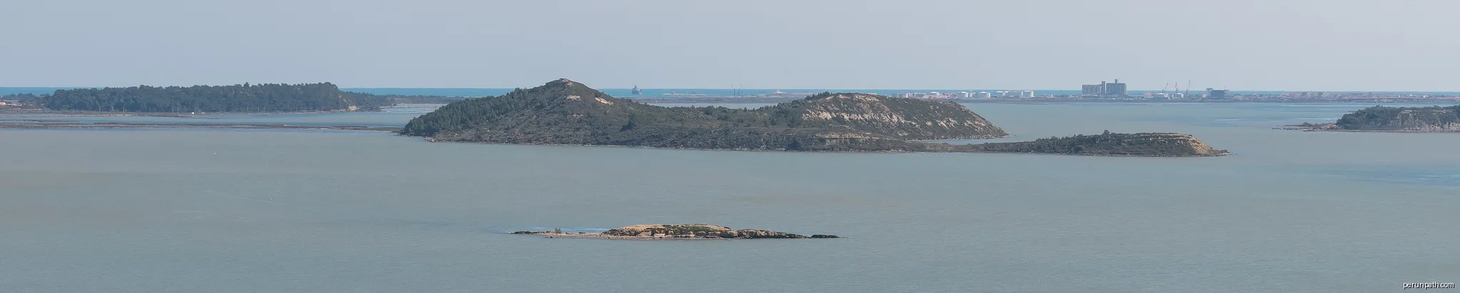 Île de l'Aute seen from Le Mour in Peyriac-de-Mer, Aude, France | Autor: Krzysztof Golik | Licencja: CC BY-SA 4.0 | Źródło: Wikimedia Commons