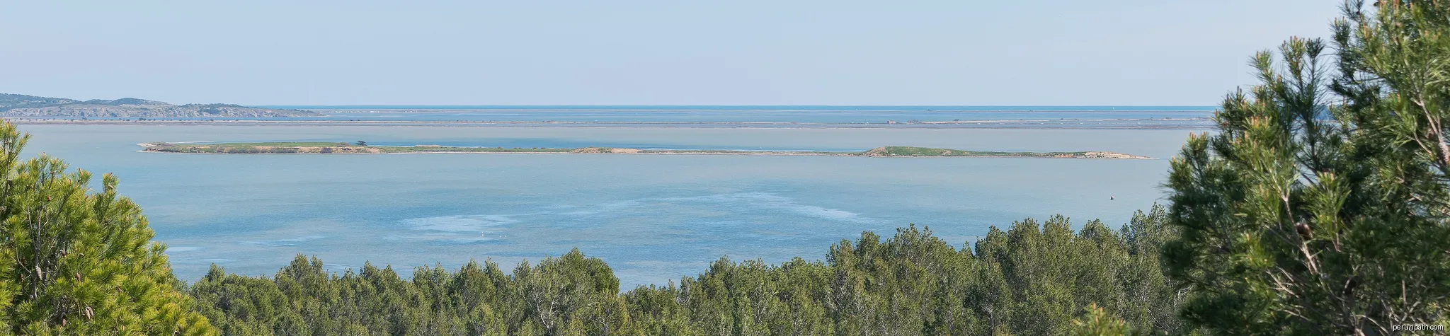 Île de Planasse seen from Le Mour in Peyriac-de-Mer, Aude, France | Autor: Krzysztof Golik | Licencja: CC BY-SA 4.0 | Źródło: Wikimedia Commons