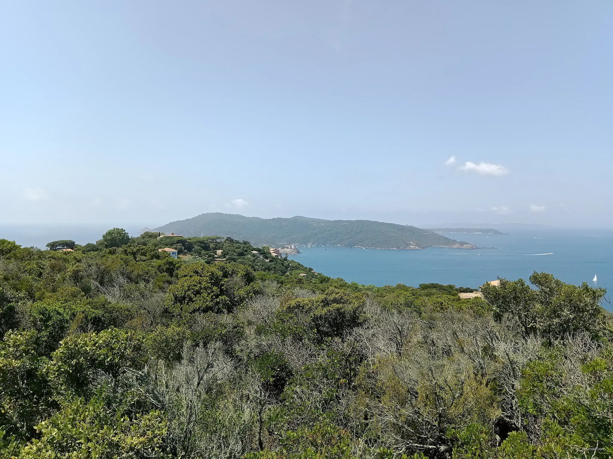 L'île du Levant, Hyères, Var, France | Autor: Rémih | Licencja: CC BY-SA 4.0 | Źródło: Wikimedia Commons