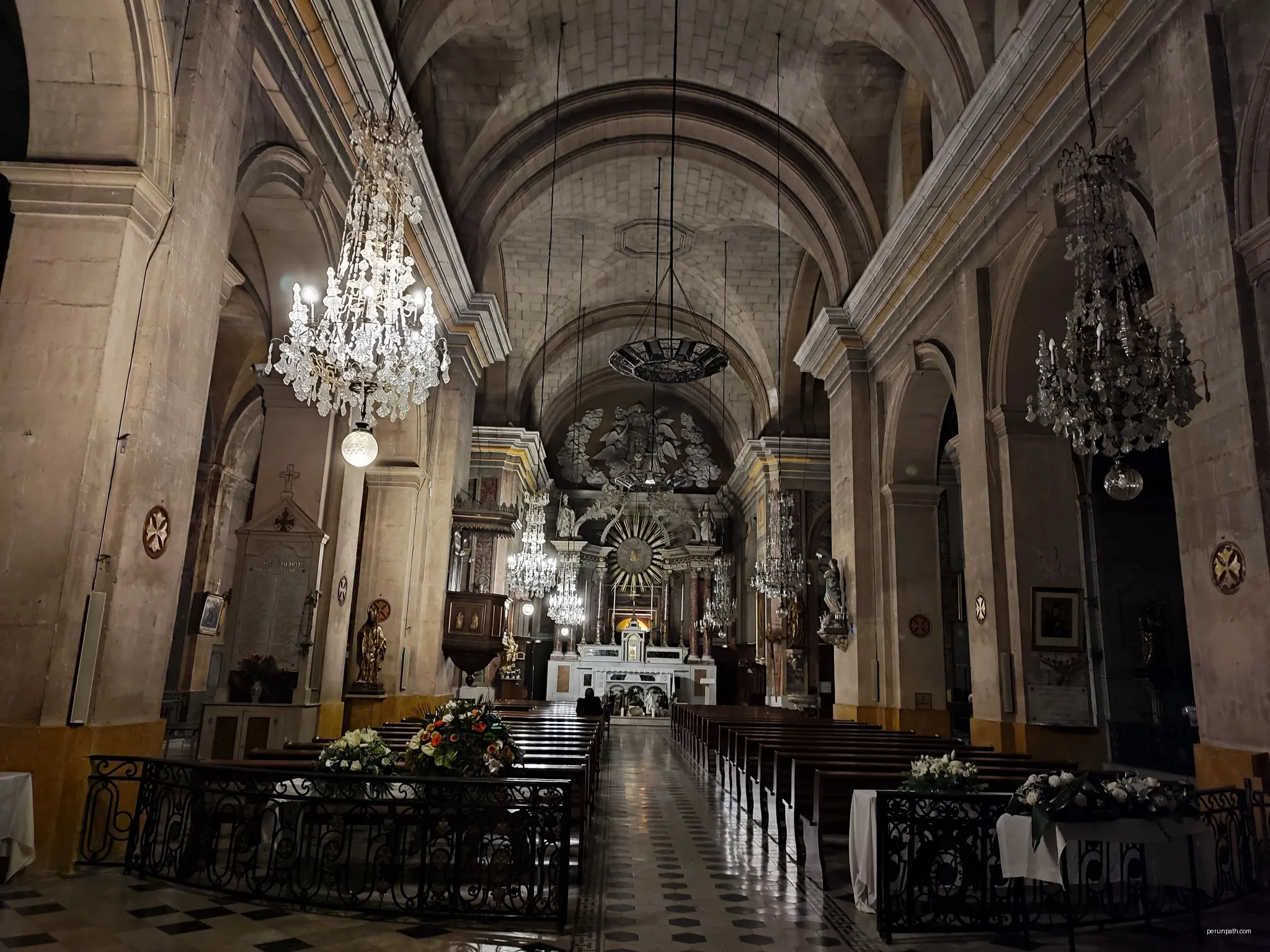 Intérieur de l'église Notre-Dame-de-Grâce à Eyguières | Autor: Topkela | Licencja: CC BY-SA 4.0 | Źródło: Wikimedia Commons