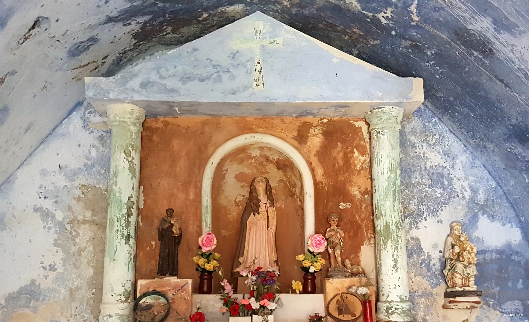 interior de l'ermita de Santa Magdalena de Cambrils | Autor: Simonjoan | Licencja: CC BY-SA 4.0 | Źródło: Wikimedia Commons