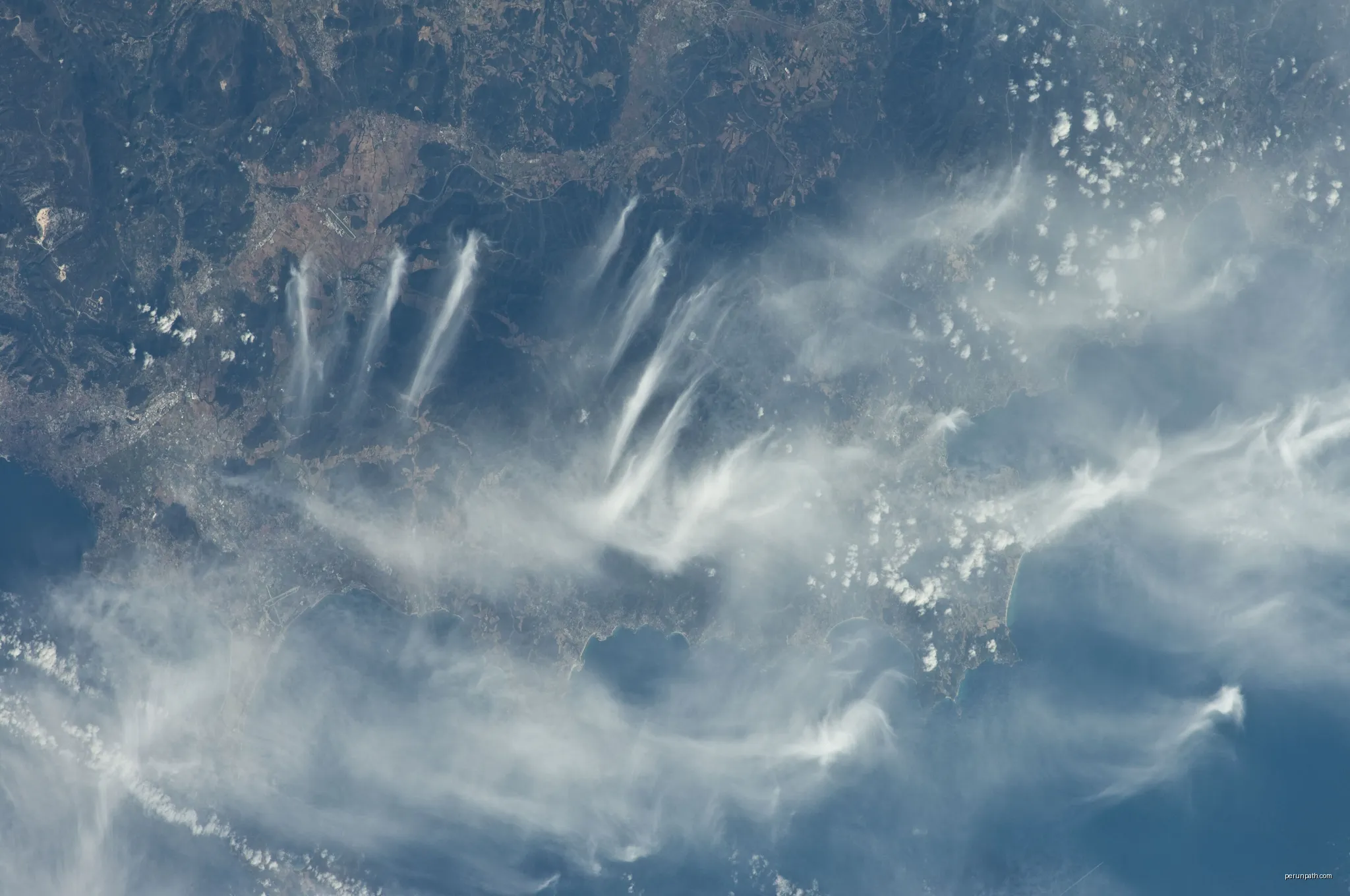 View of France taken during ISS Expedition 23. | Autor: Earth Science and Remote Sensing Unit, Lyndon B. Johnson Space Center | Licencja: Public domain | Źródło: Wikimedia Commons