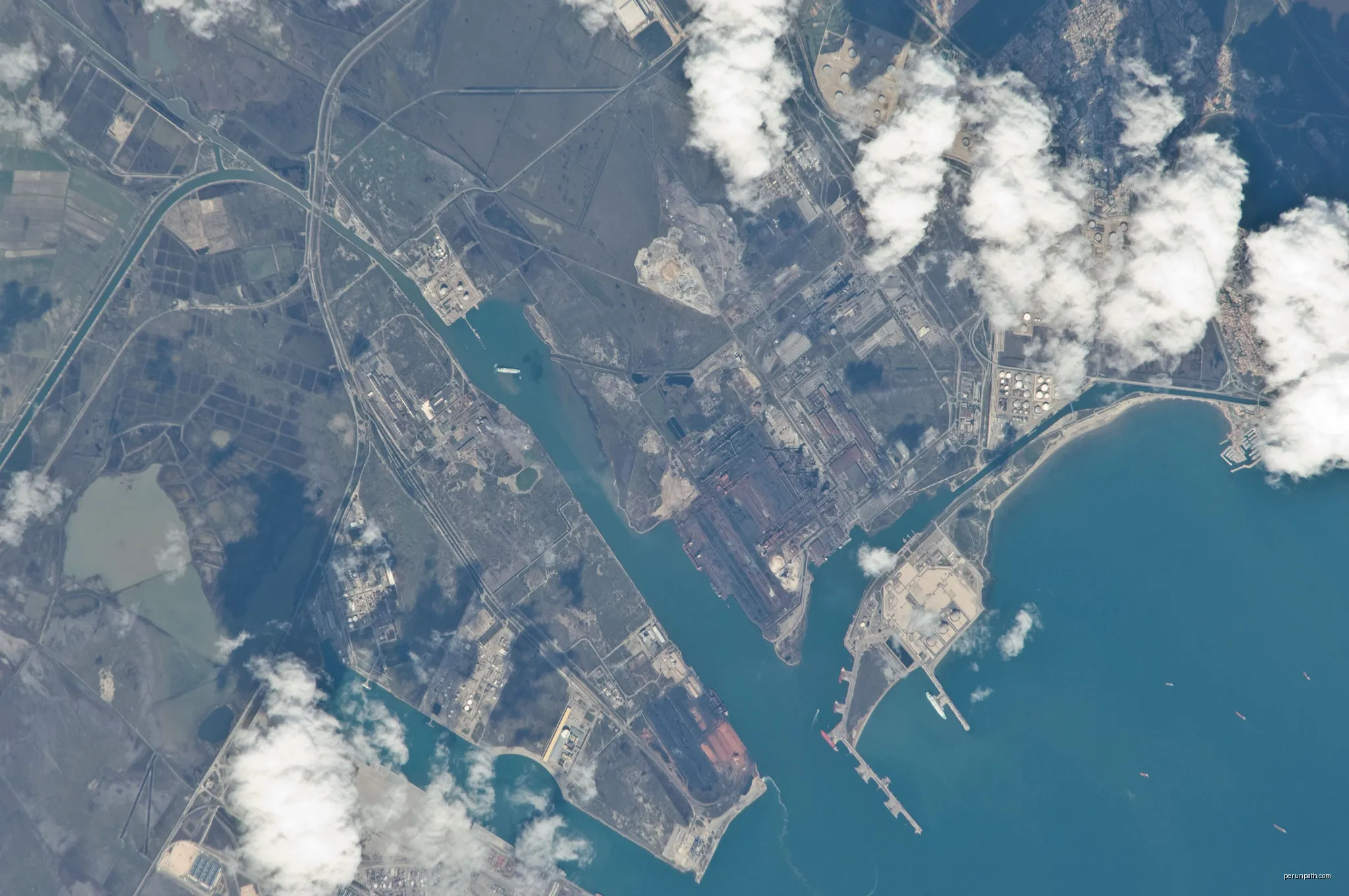View of Earth taken during ISS Expedition 23. | Autor: Earth Science and Remote Sensing Unit, Lyndon B. Johnson Space Center | Licencja: Public domain | Źródło: Wikimedia Commons