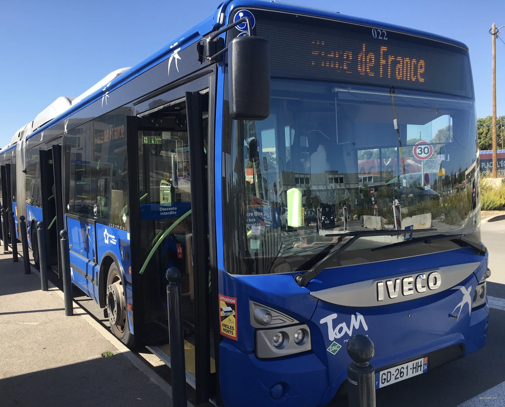 Iveco Urbanway 18 GNV n°022 sur la ligne Sud Gare Express du réseau TAM, à la station Montpellier-Sud-de-France, Montpellier. | Autor: Manchesterunited1234 | Licencja: CC BY-SA 4.0 | Źródło: Wikimedia Commons