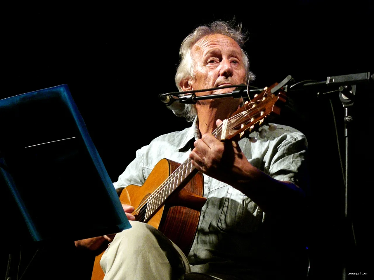 Catalan folk legend Jaume Arnella performing live at ÉsDansa festival in Les Preses | Autor: Llapissera | Licencja: CC BY-SA 4.0 | Źródło: Wikimedia Commons
